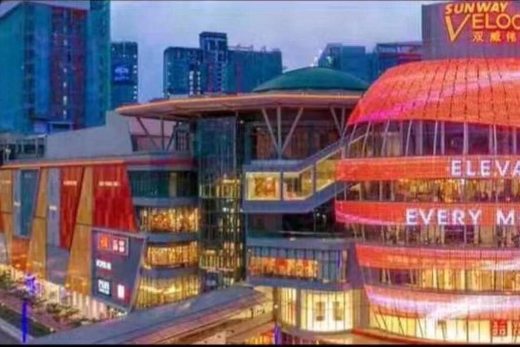 VR3 Sunway Velocity Spacious Apt中文房東