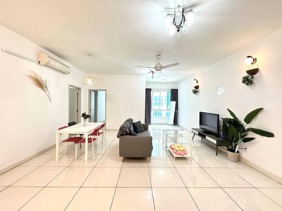 VR3 Sunway Velocity Spacious Apt中文房東