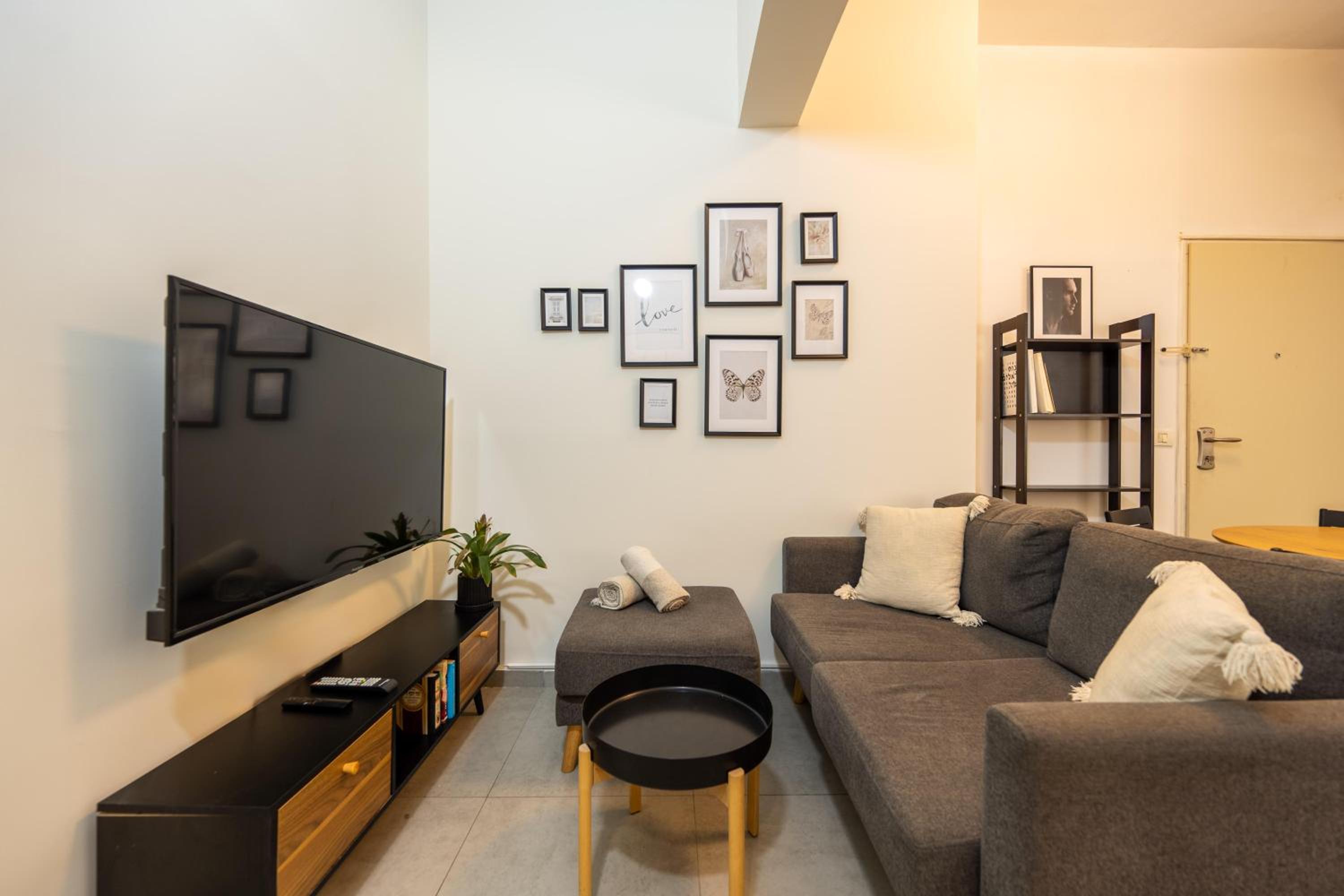 Cozy 1-BR in the heart of Tel Aviv, Near the Beach view 3