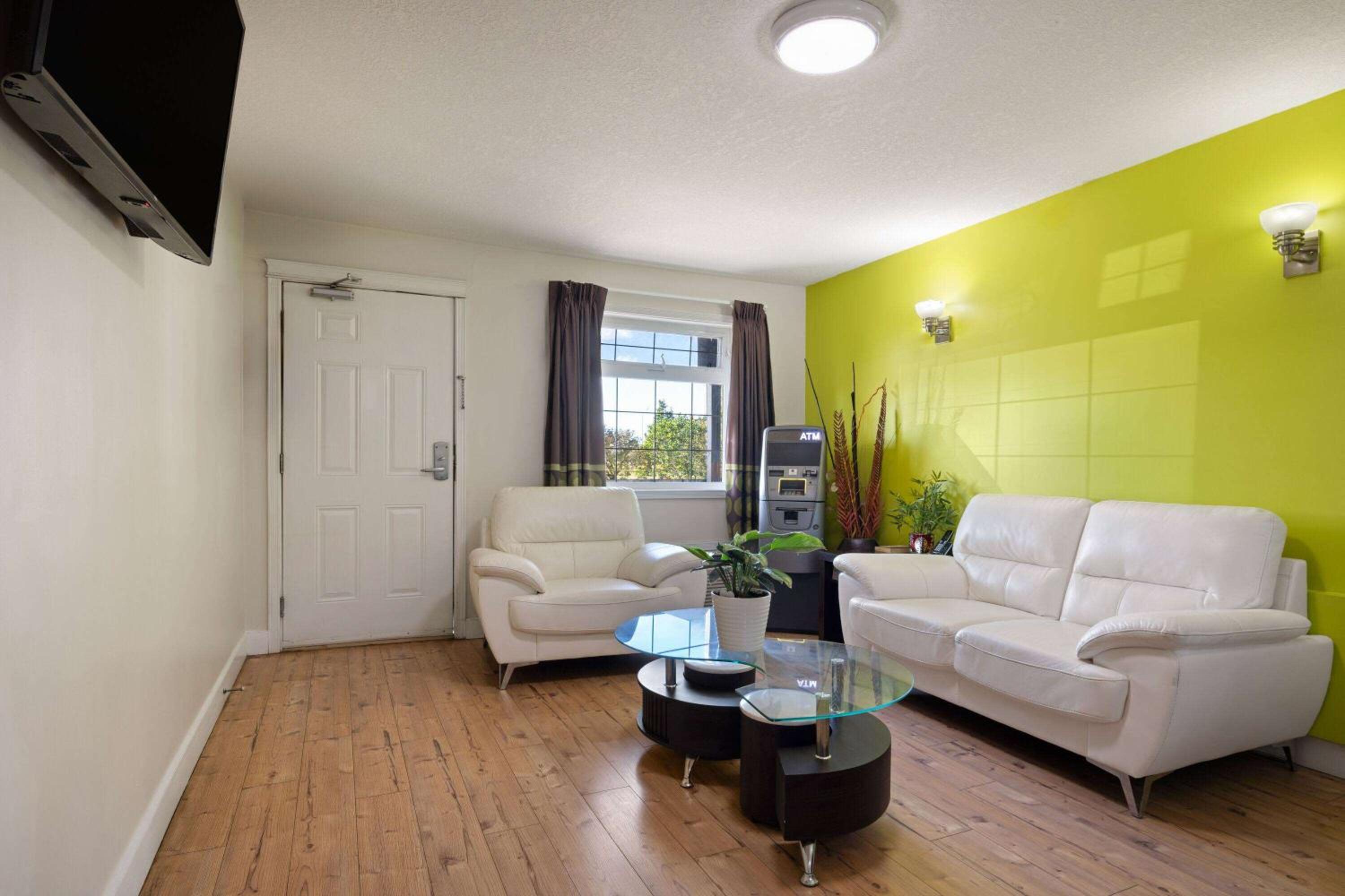 Super 8 by Wyndham Fort McMurray