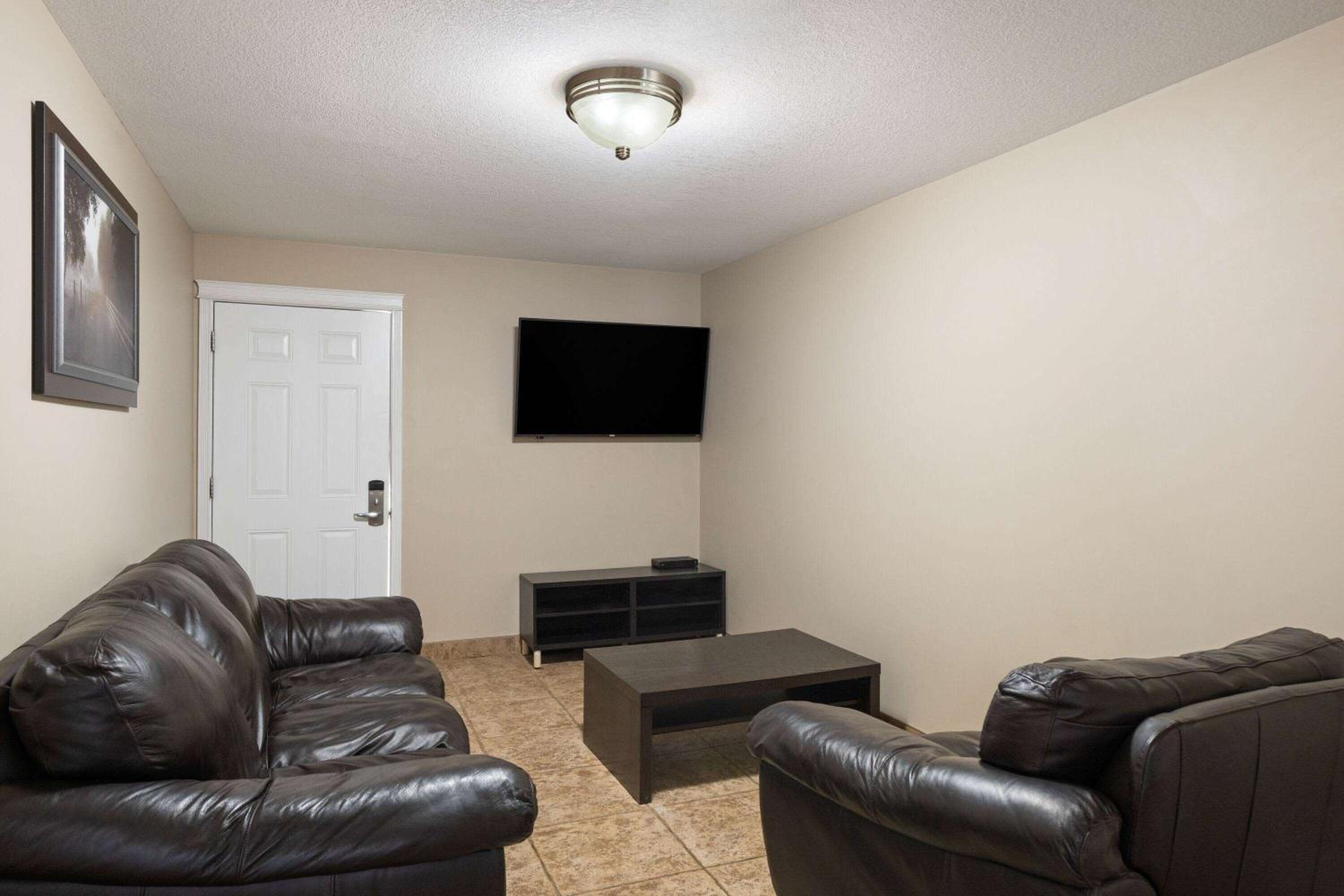 Fort Mcmurray Vacations - Super 8 by Wyndham Fort McMurray - Property Image 1