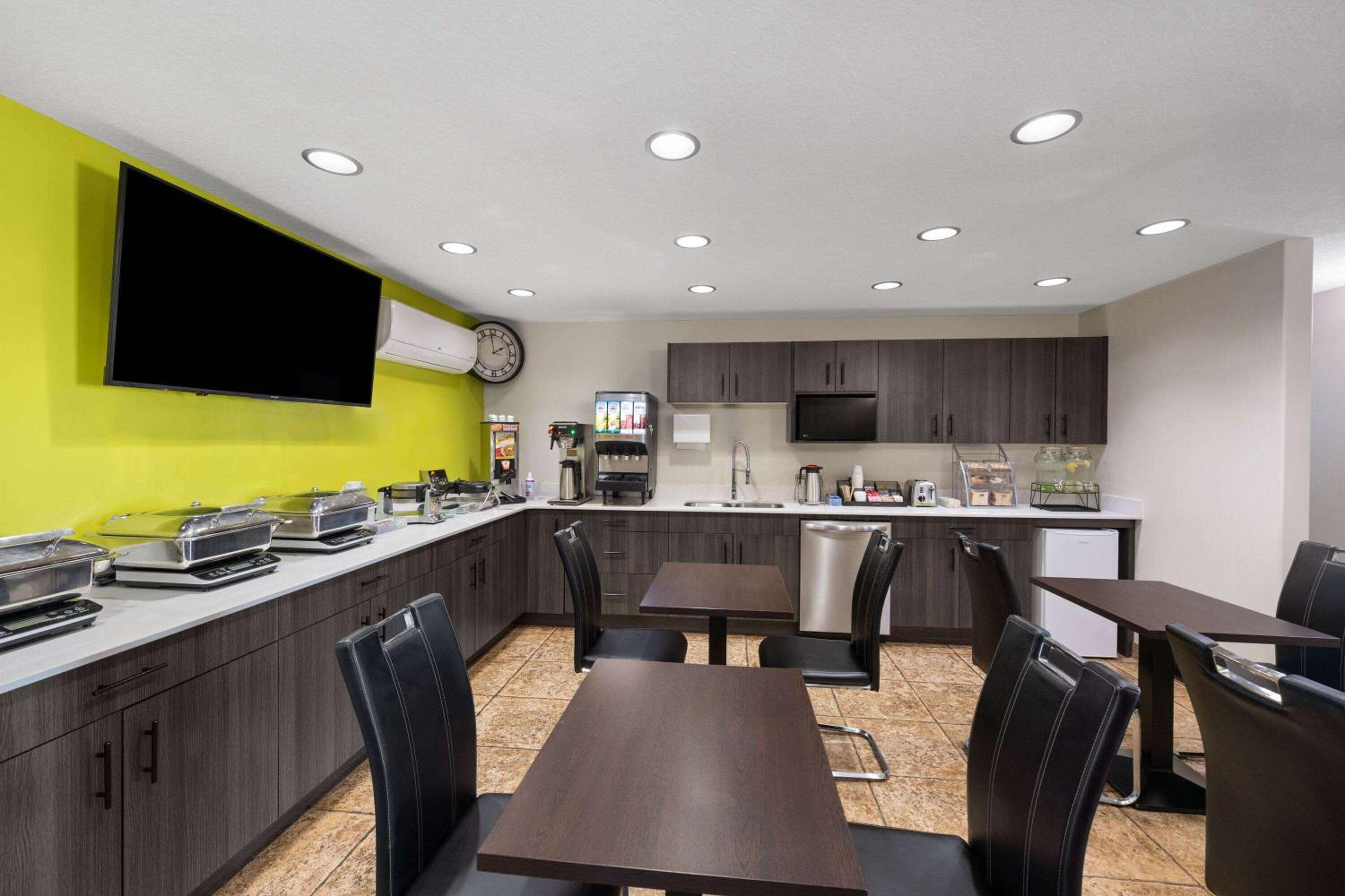 Fort Mcmurray Vacations - Super 8 by Wyndham Fort McMurray - Property Image 6