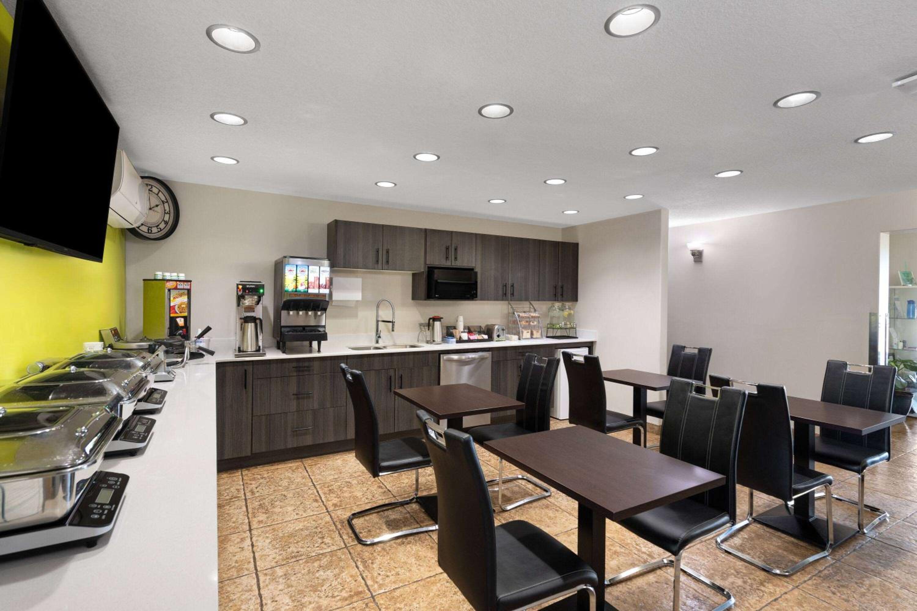 Fort Mcmurray Vacations - Super 8 by Wyndham Fort McMurray - Property Image 4