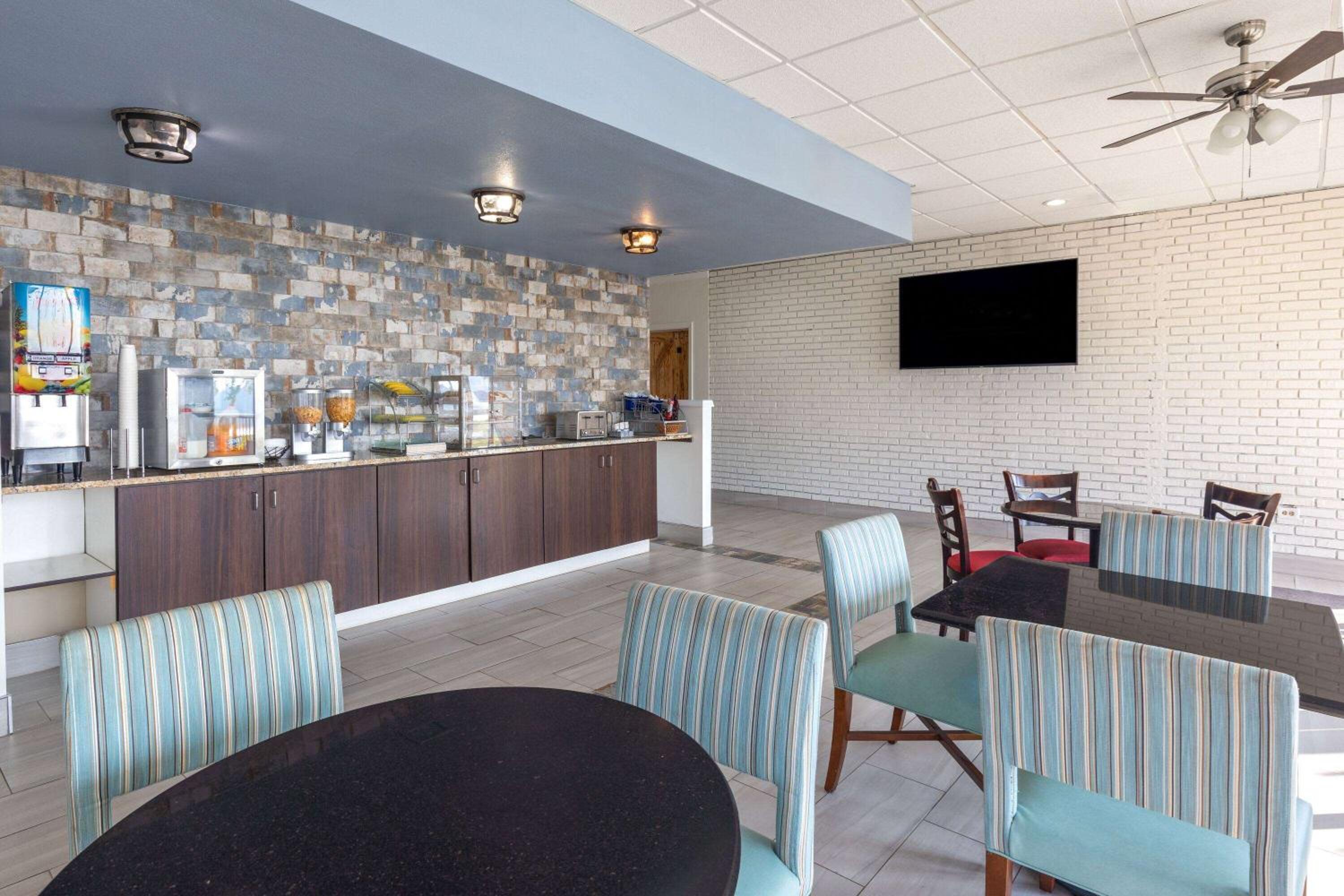 Riverside Vacations - Super 8 by Wyndham Riverside AL - Property Image 20