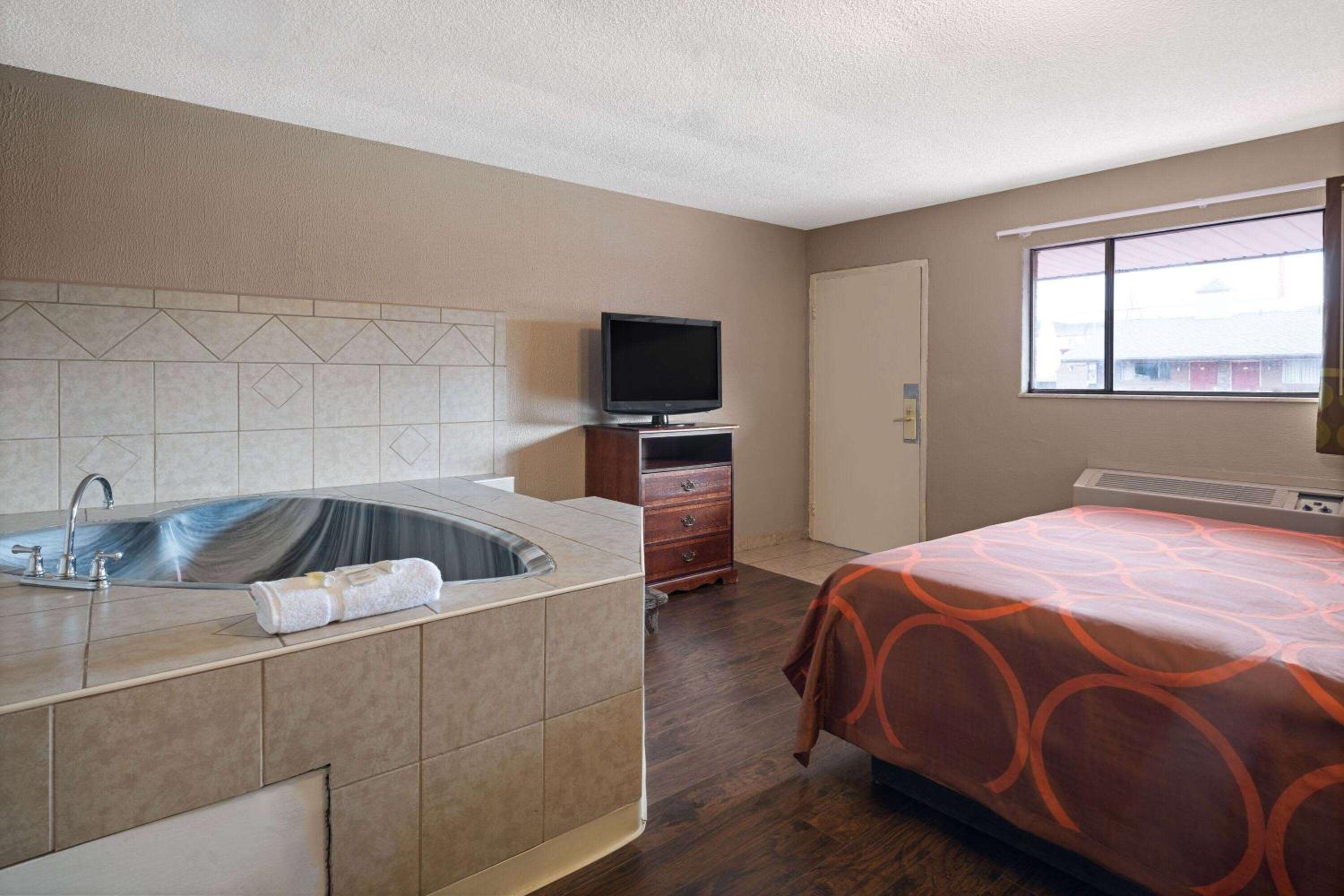 Super 8 by Wyndham Youngstown Girard view 4