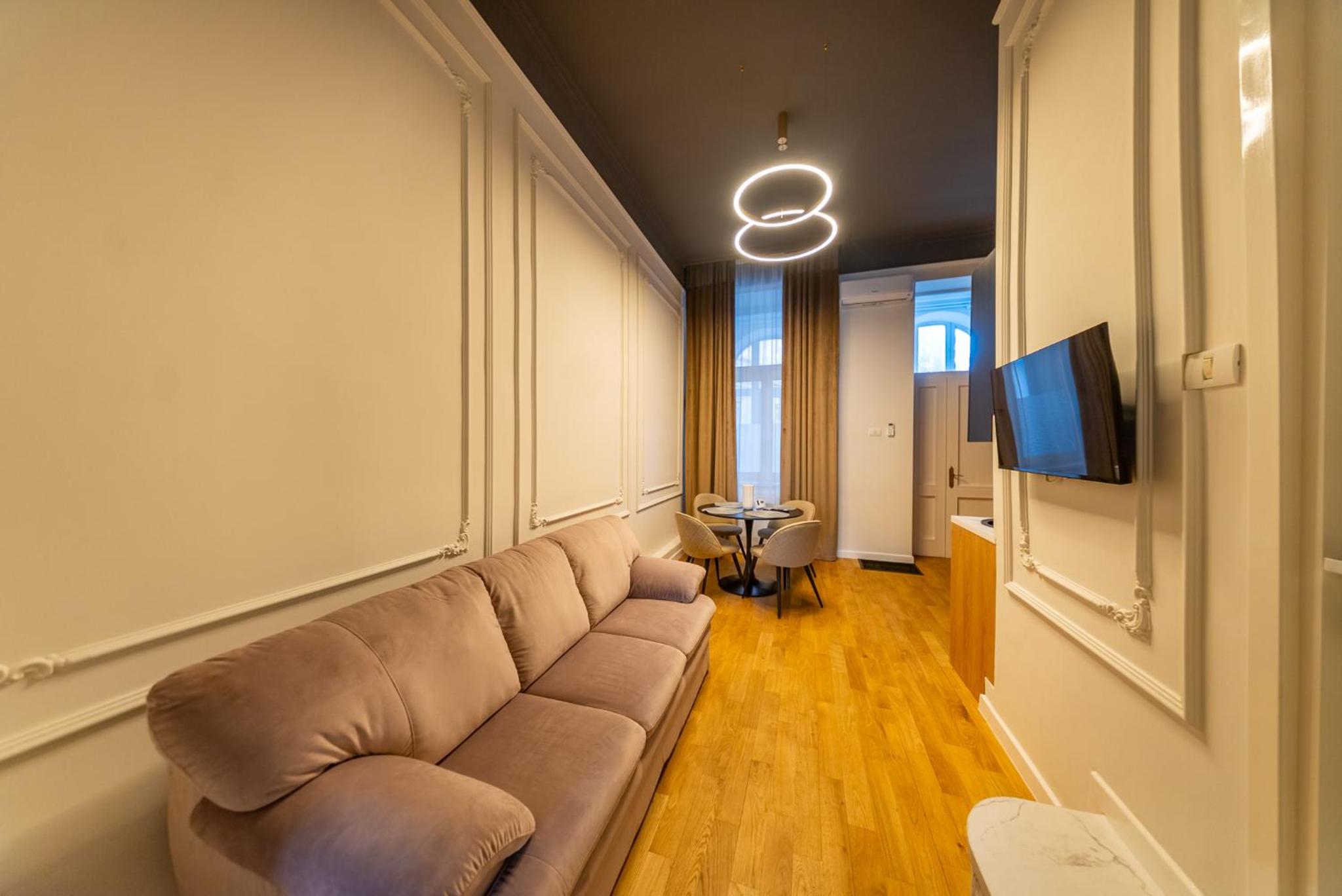 Luxury cozy apartment in city center view 4