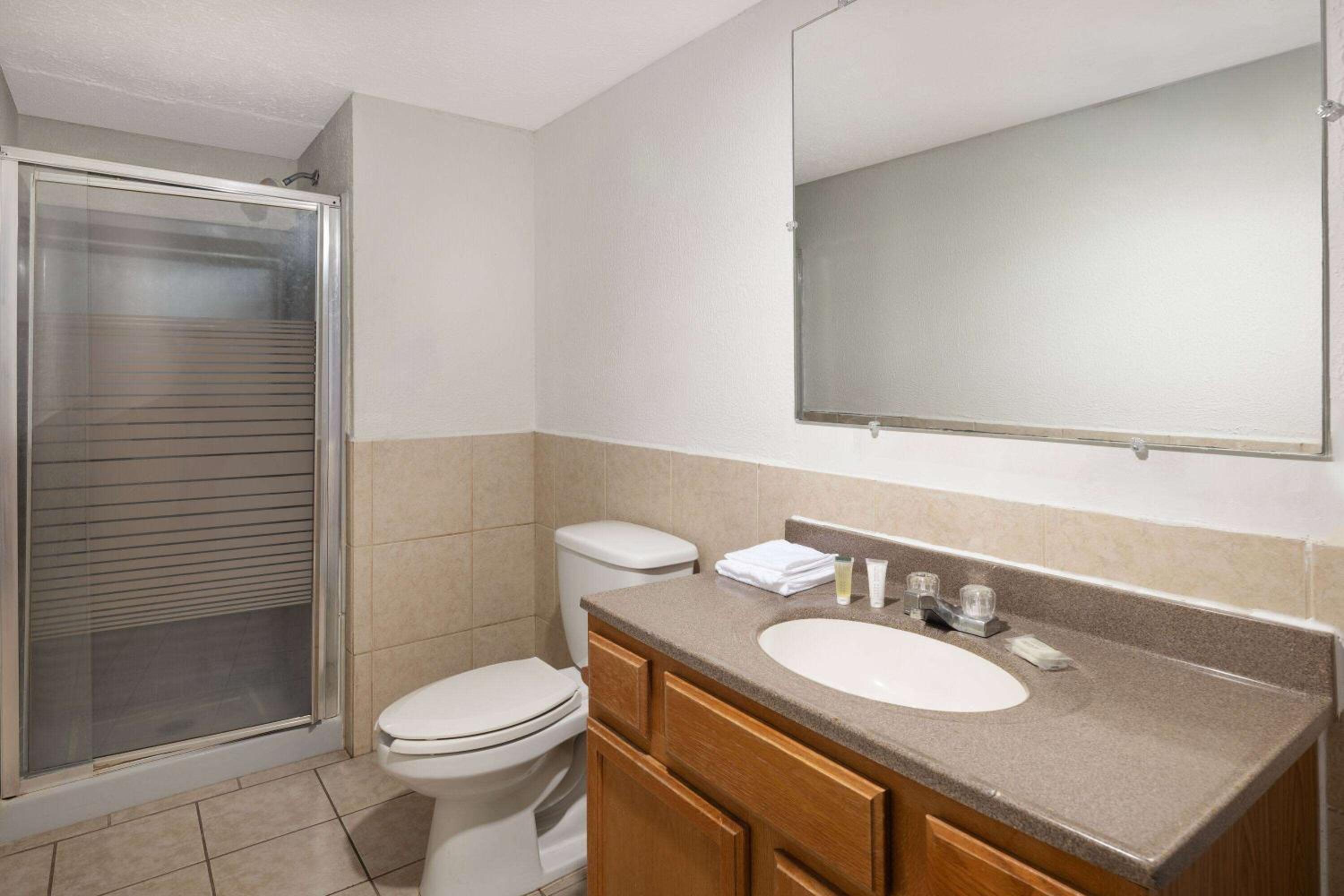 Super 8 by Wyndham Youngstown Girard view 3