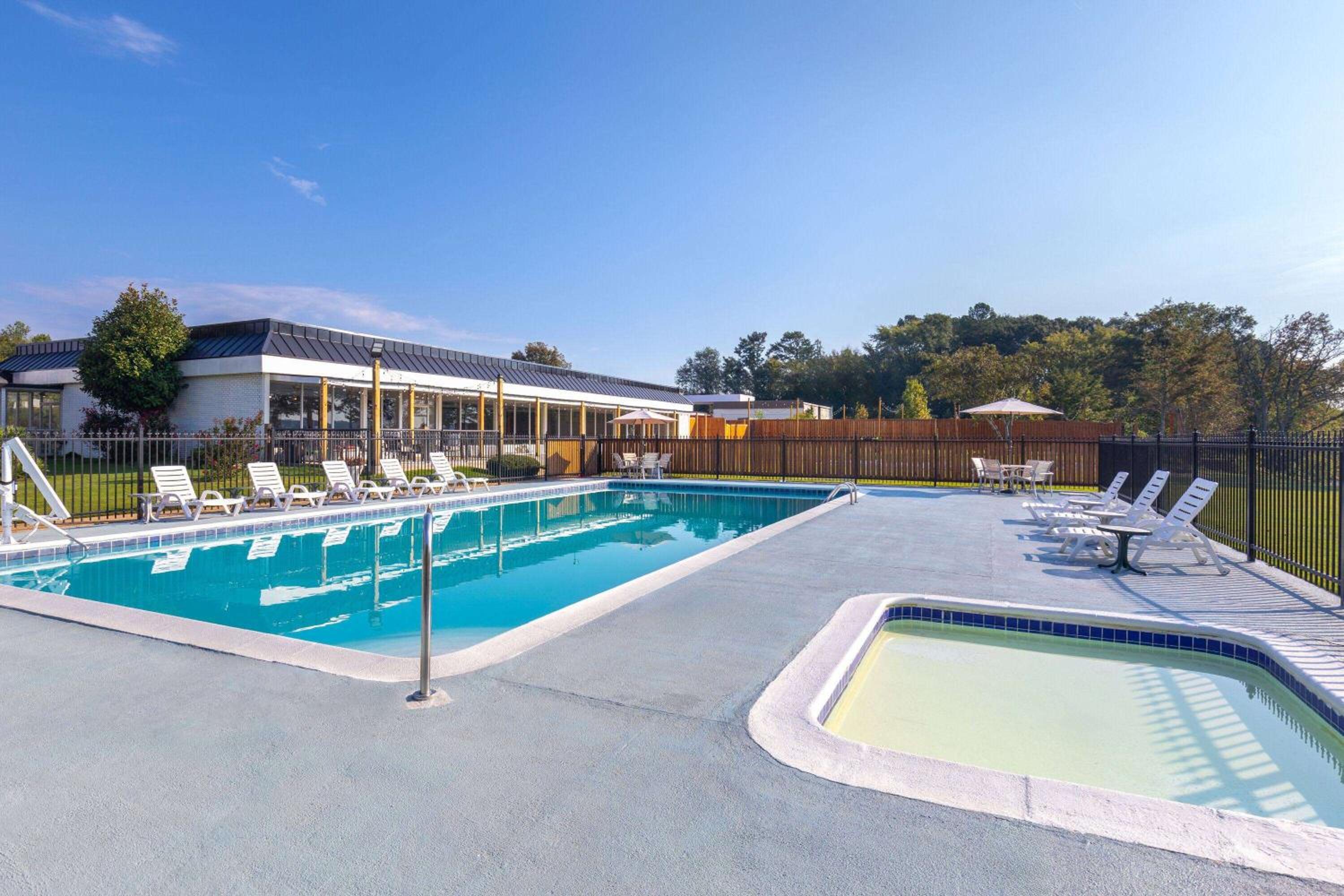 Riverside Vacations - Super 8 by Wyndham Riverside AL - Property Image 28