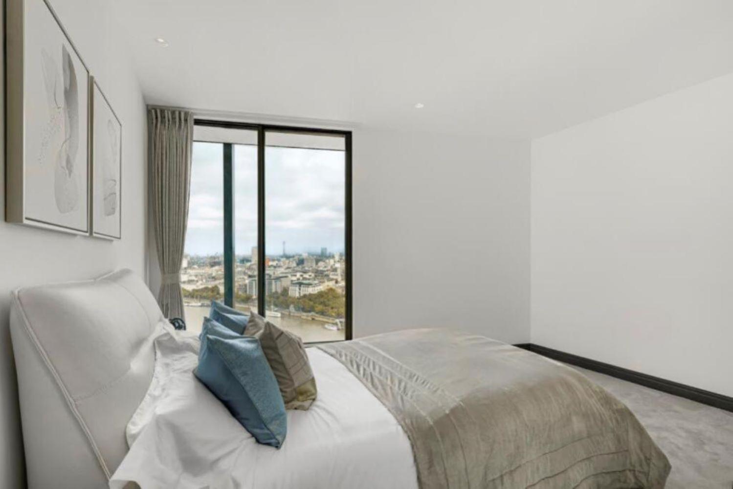 Spectacular Views Across London Skyline Luxury Flat Sleeps 8 view 5