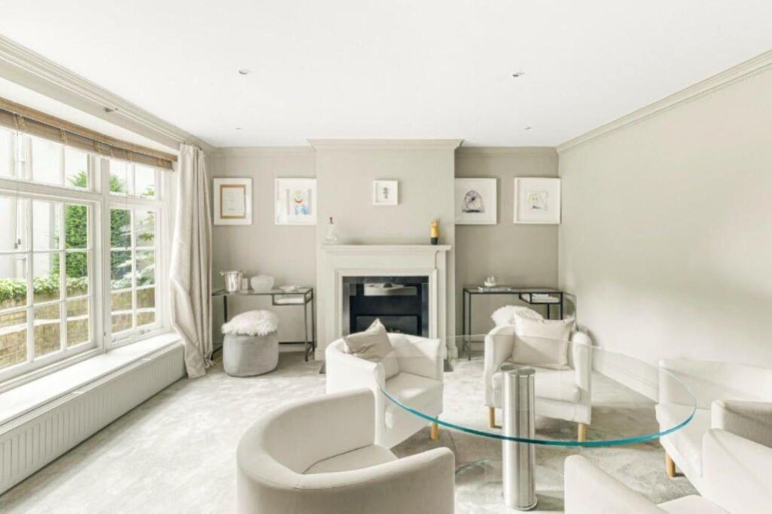 Bright Spacious Home in Mayfair 1600sqft Sleeps up to 6 people
