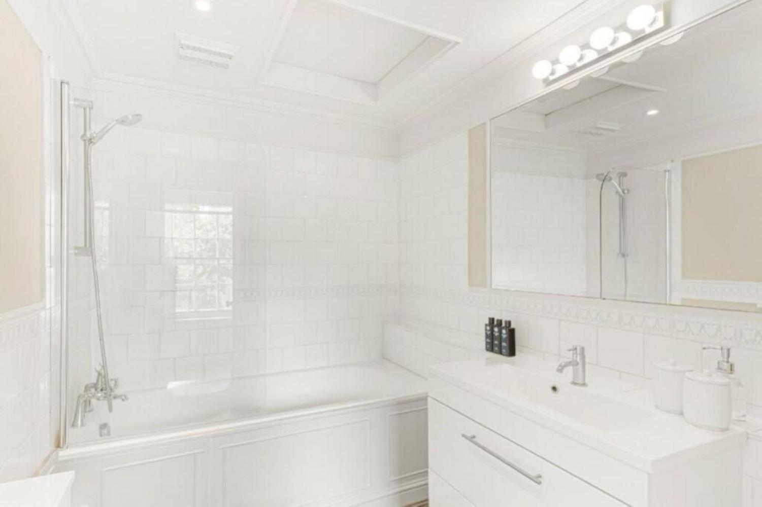 Bright Spacious Home in Mayfair 1600sqft Sleeps up to 6 people
