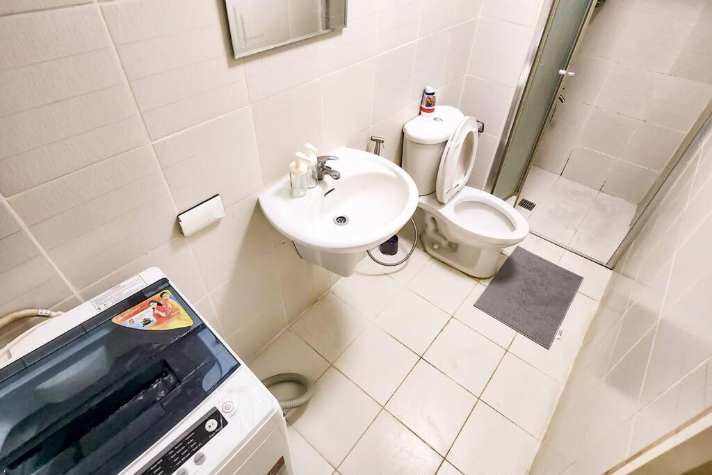 Homey 2br Apt 4 in Makati City view 2