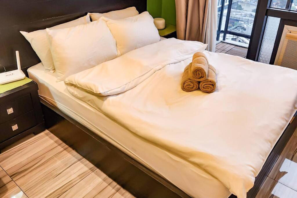 Green Flat Studio in Gramercy Makati with Netflix view 2