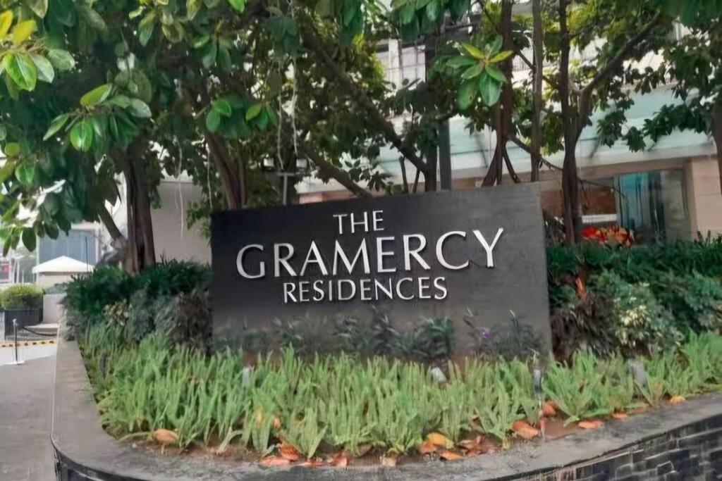 Green Flat Studio in Gramercy Makati with Netflix view 3