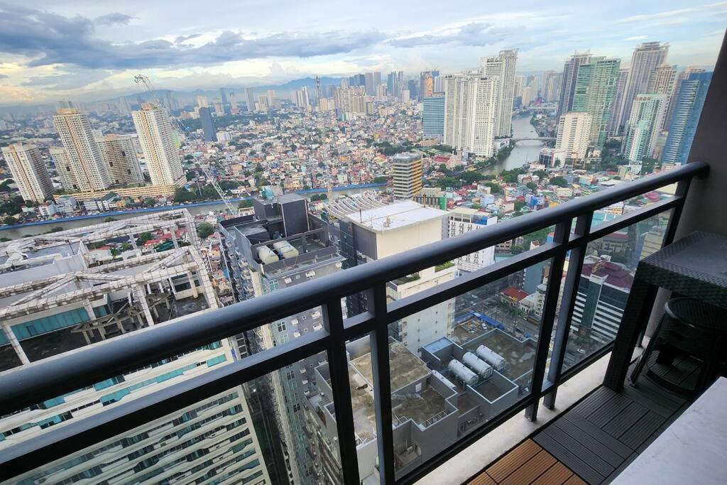 Green Flat Studio in Gramercy Makati with Netflix view 4