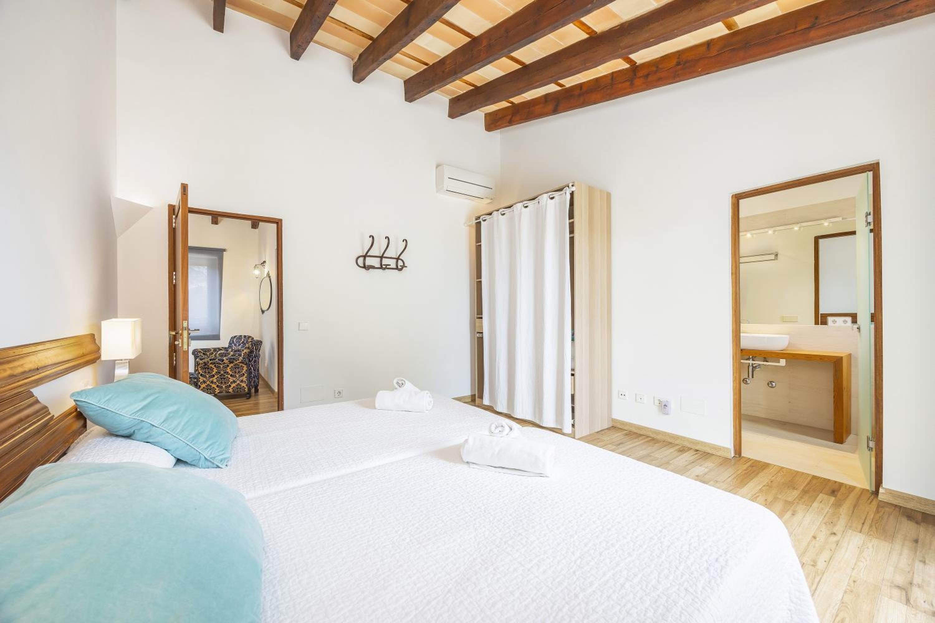 Villa Pins en Ballerics — hotel room