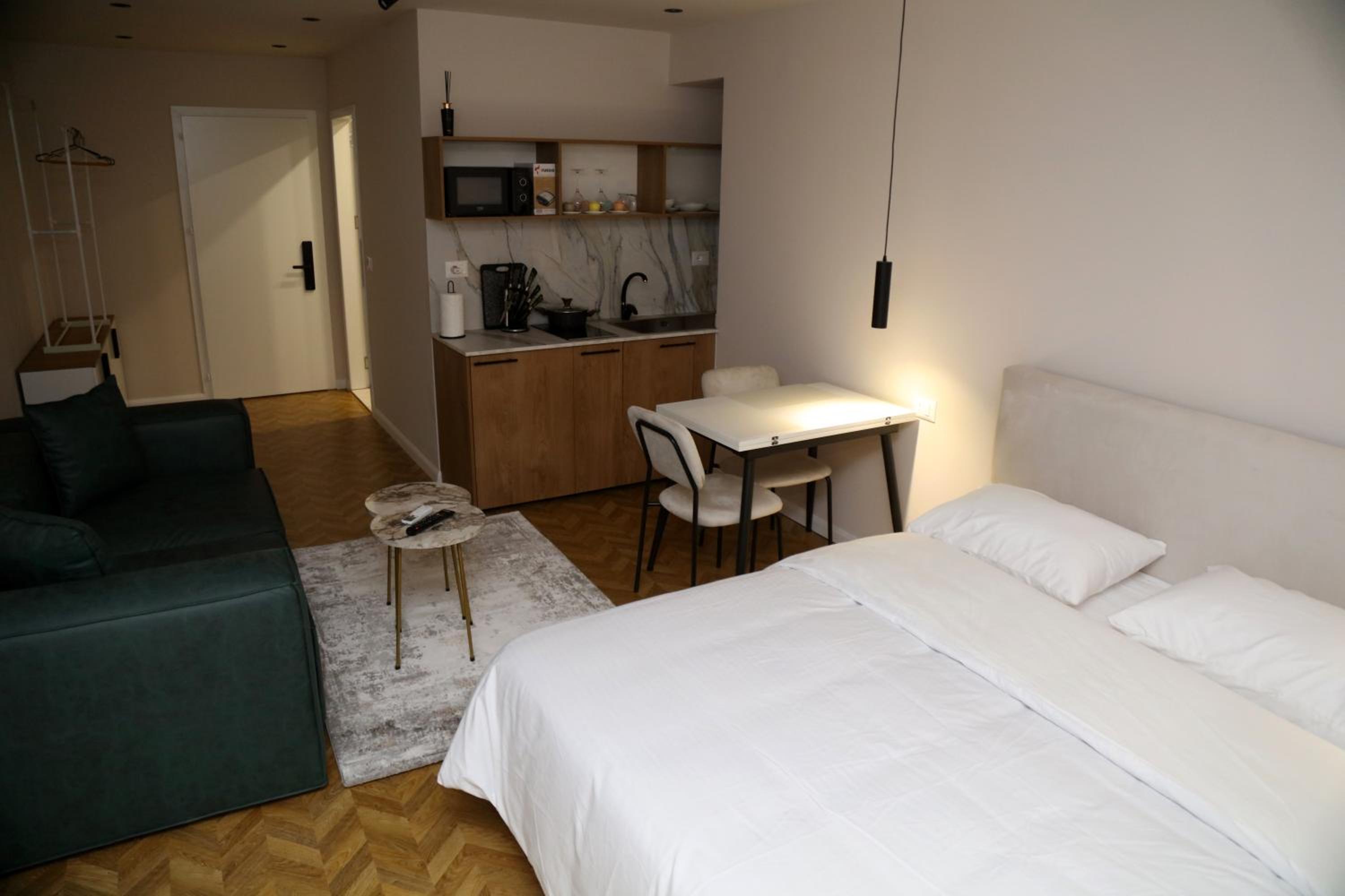 Serenitas Apartments & Hostel