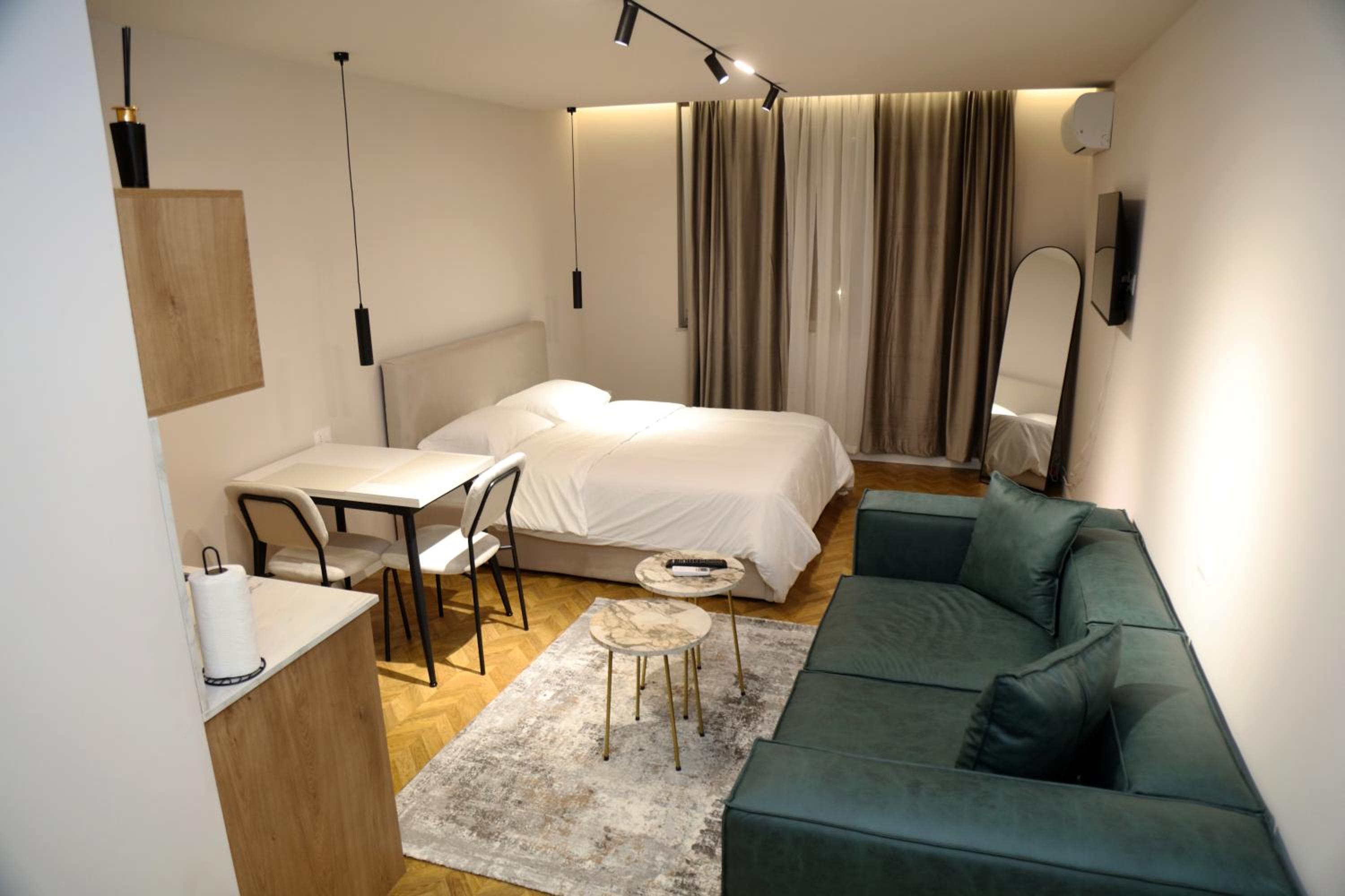 Serenitas Apartments & Hostel
