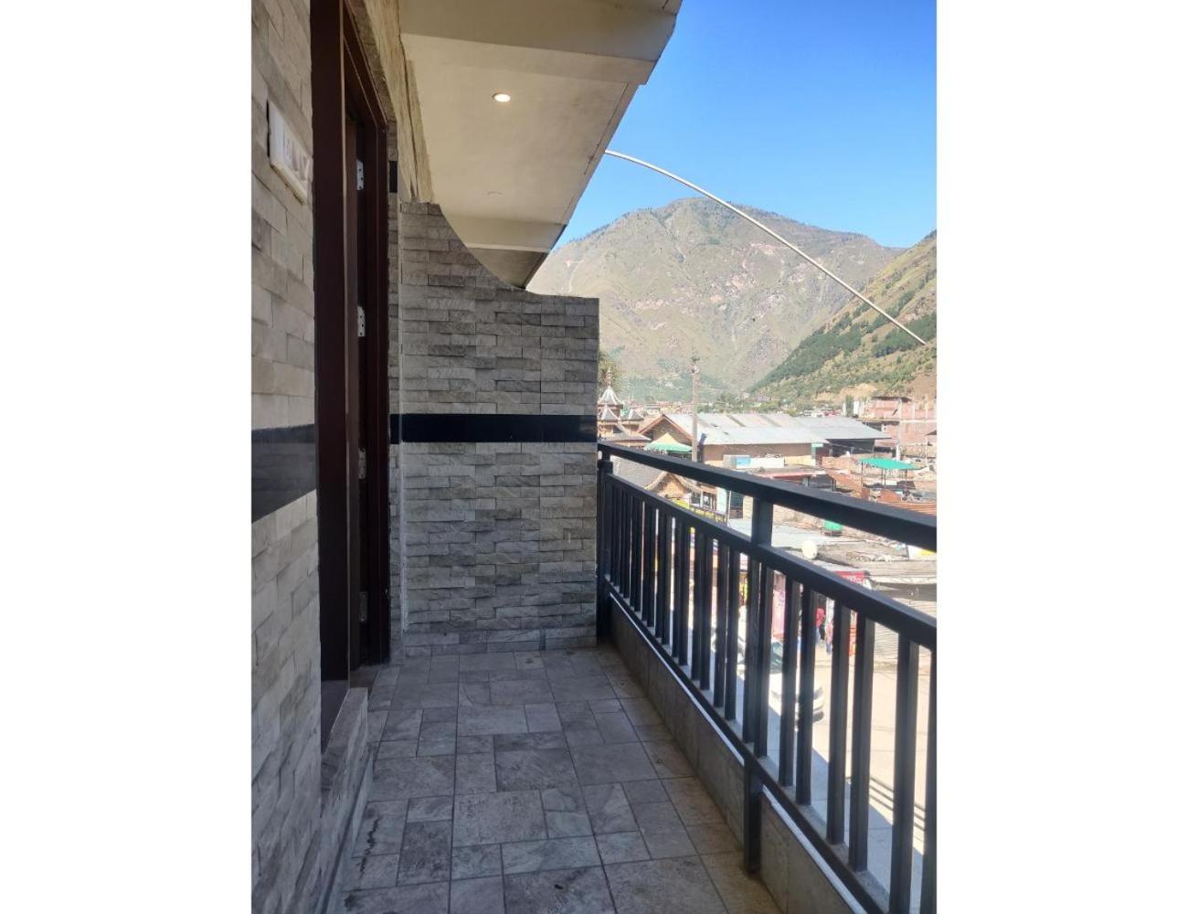 Kullu valleyCo inn, Bhuntar