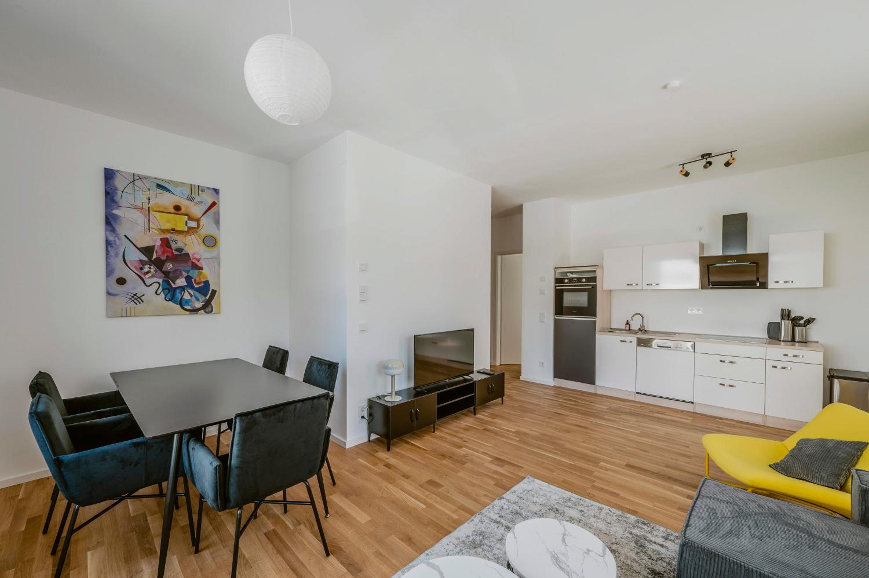 EXQUIS Luxus 2BR Apartment ETRO I Balcony I Family-friendly I Mercedes I Home Office