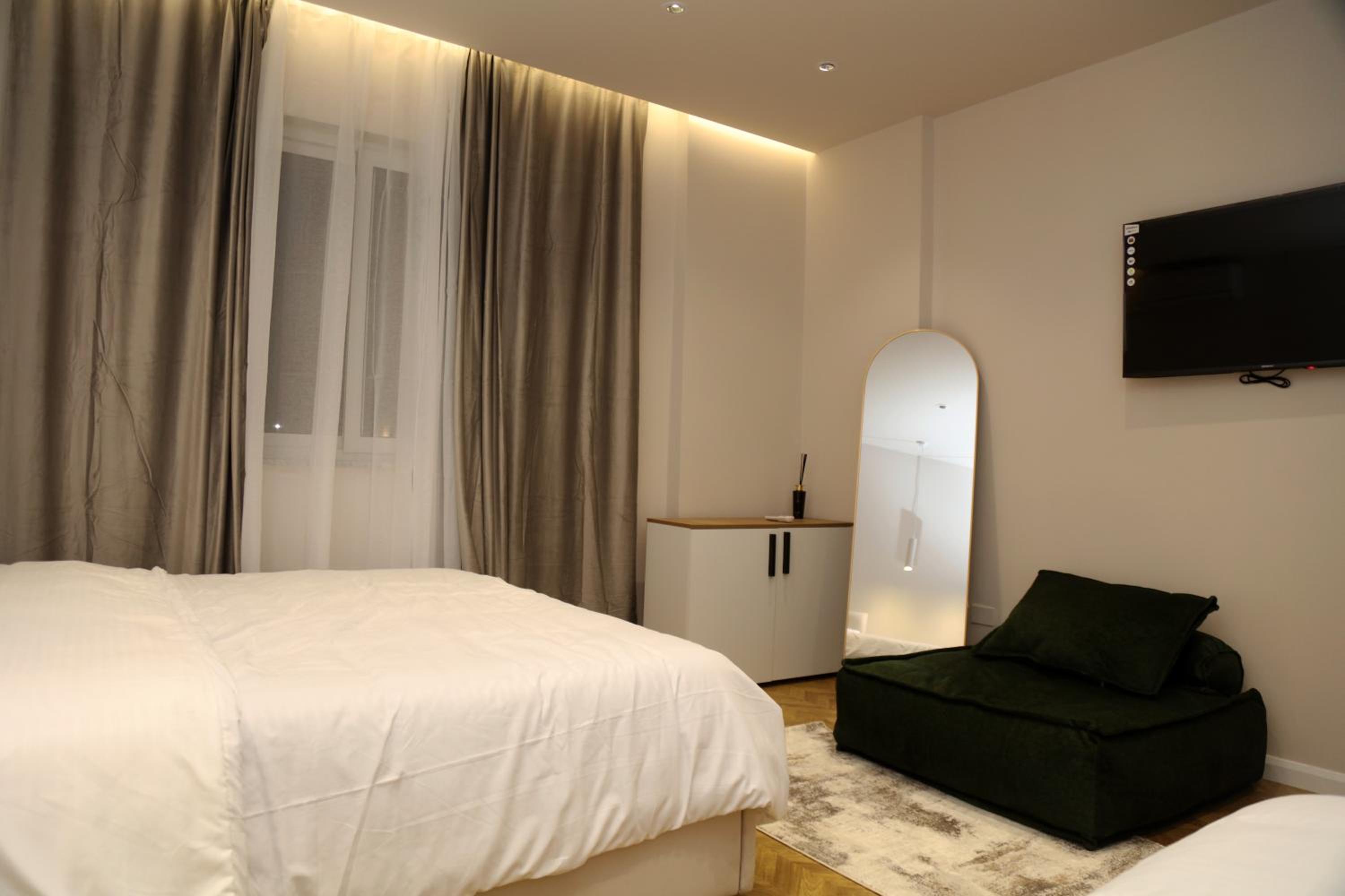 Serenitas Apartments & Hostel