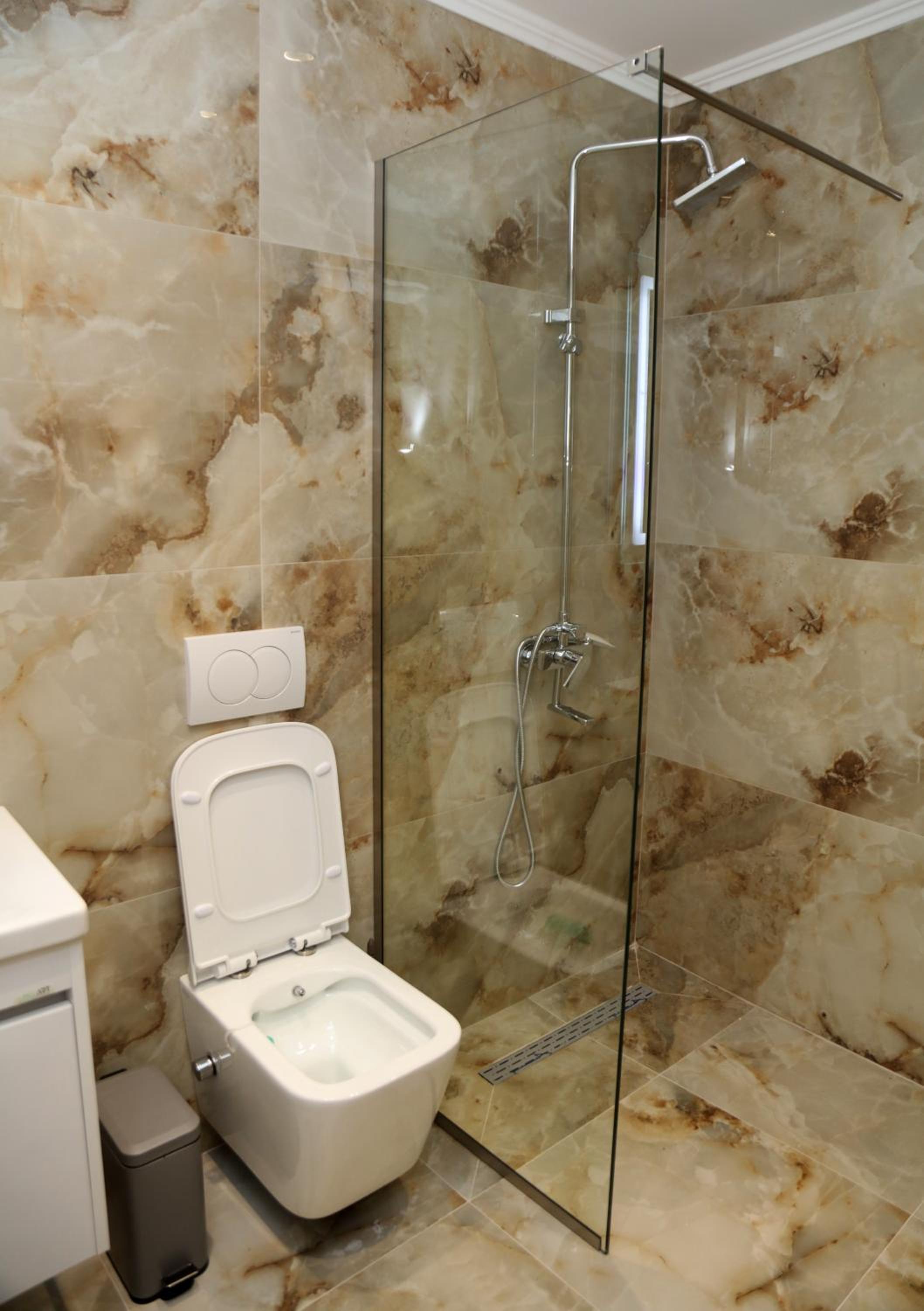 Serenitas Apartments & Hostel