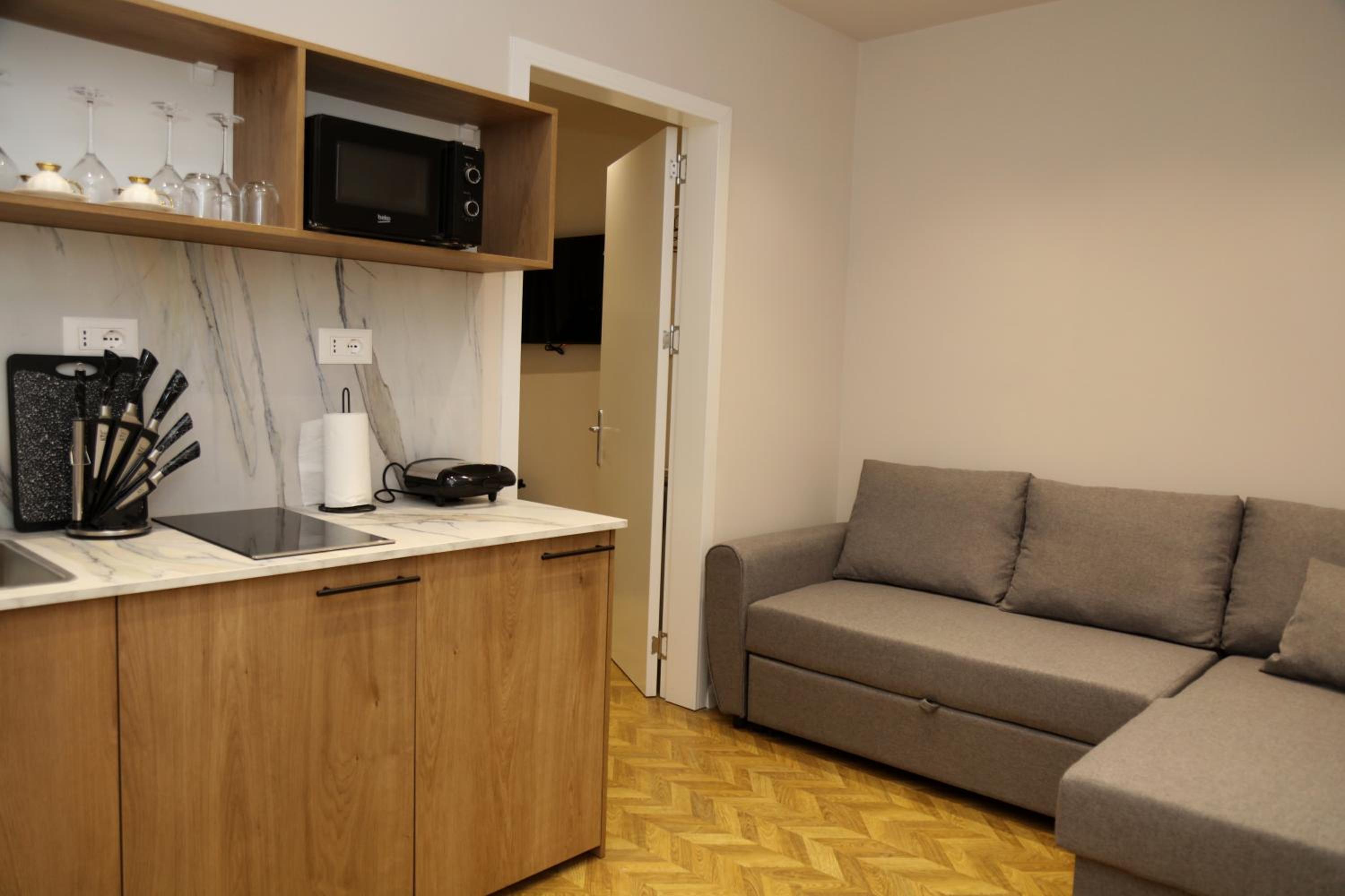 Serenitas Apartments & Hostel