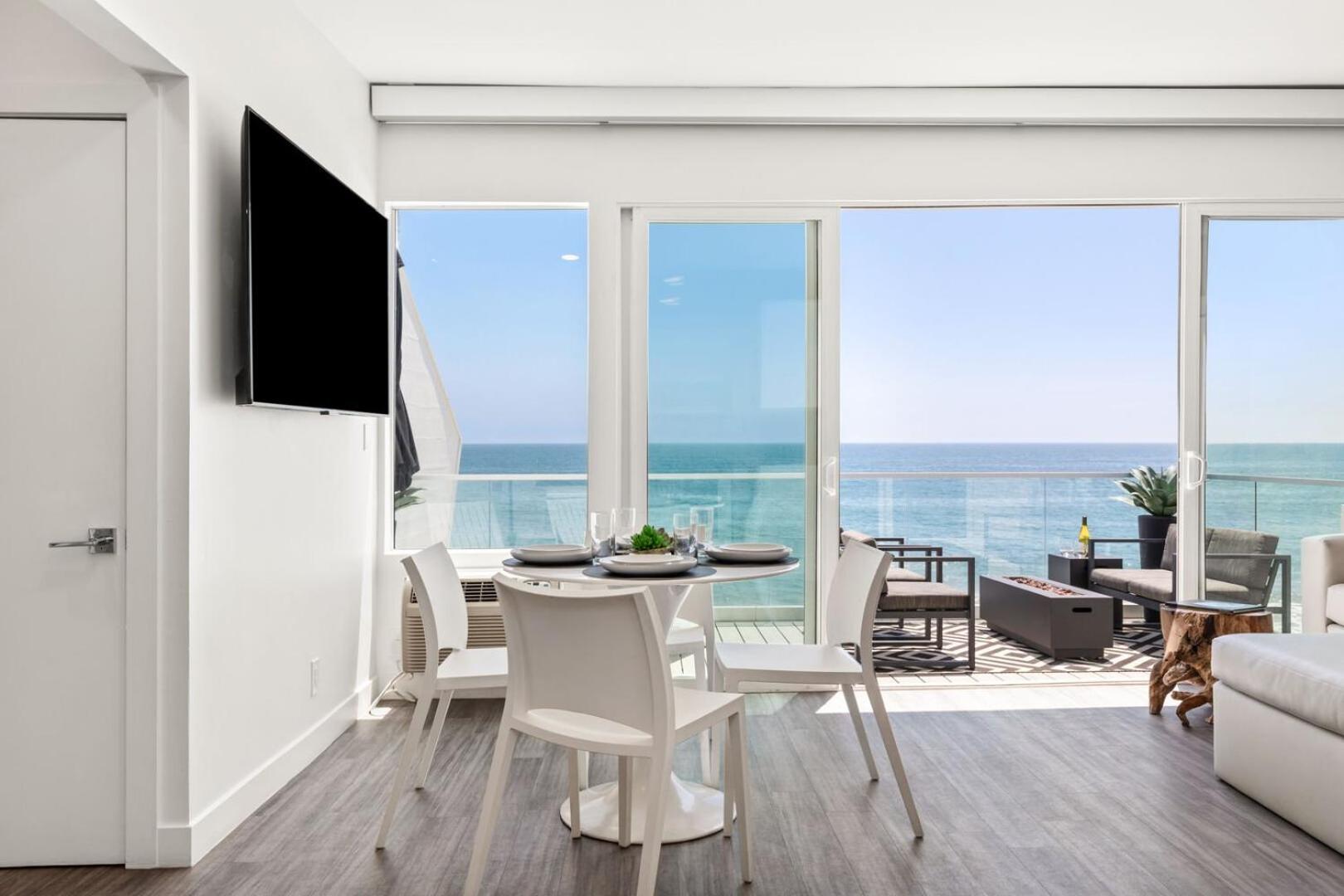 The Malibu Five - No. 1 - Beachfront 1 Bd w pvt balcony parking beach access view 4