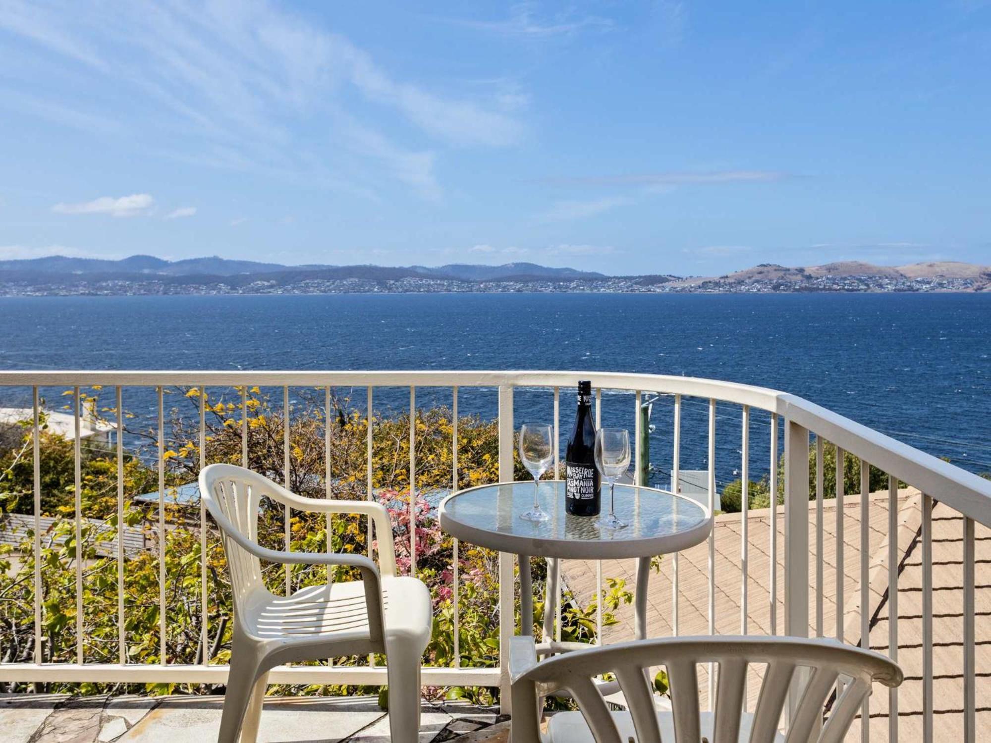 Seaside Serenity: Panoramic Waterfront Retreat