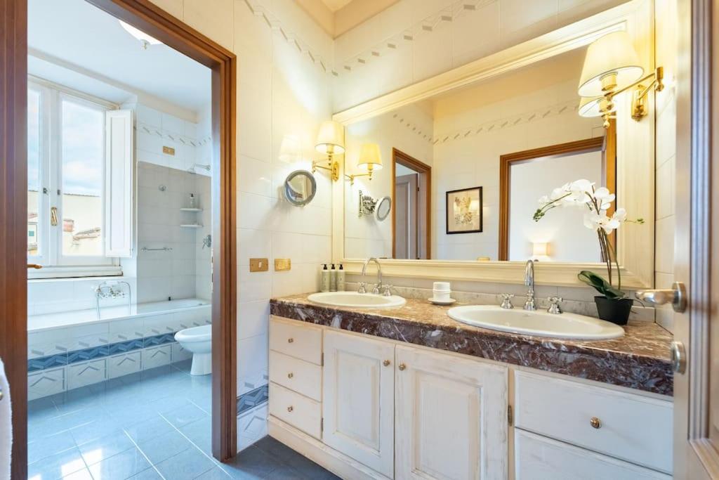 Via Panzani 16, 3rd Floor - Antonella - Elegant & Spacious, 3-Bedroom in Historic Center