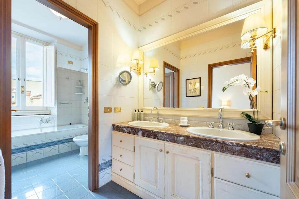 Via Panzani 16, 3rd Floor - Antonella - Elegant & Spacious, 3-Bedroom in Historic Center