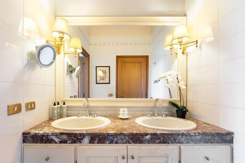 Via Panzani 16, 3rd Floor - Antonella - Elegant & Spacious, 3-Bedroom in Historic Center