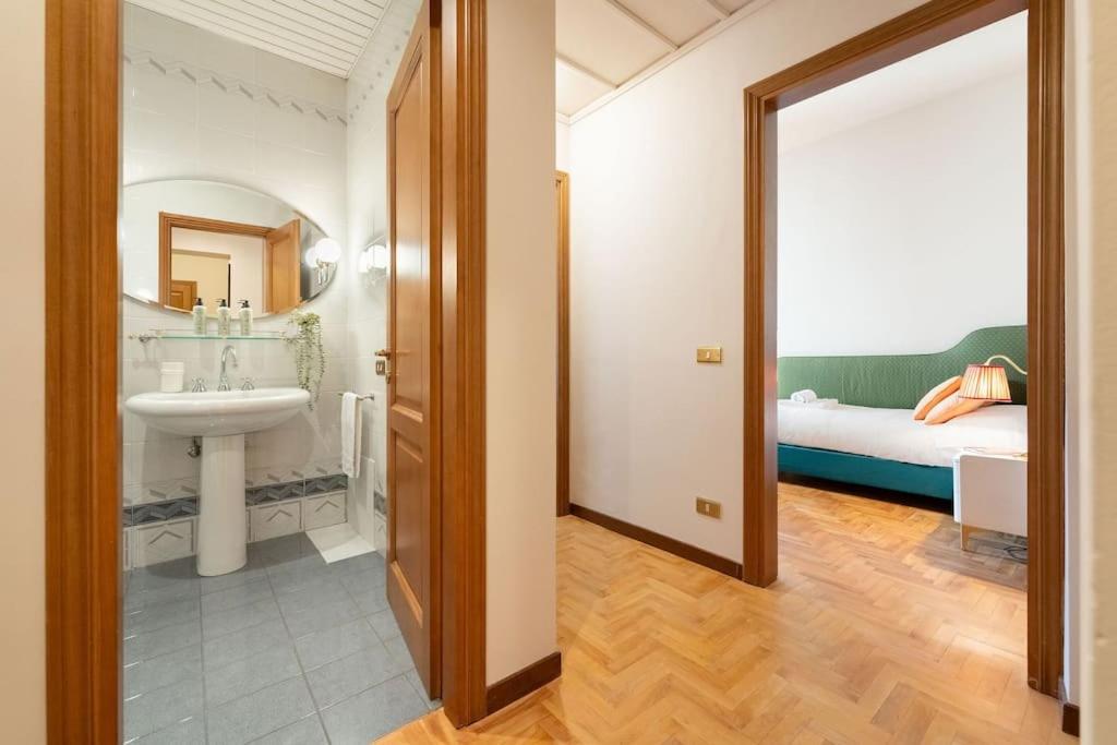 Via Panzani 16, 3rd Floor - Antonella - Elegant & Spacious, 3-Bedroom in Historic Center