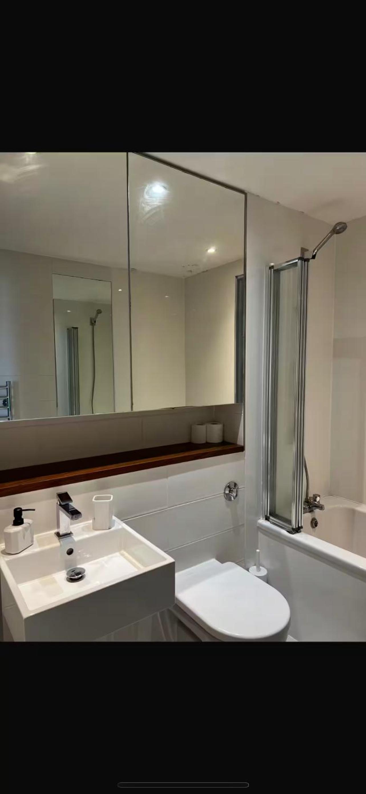 Apartment at Glasgow Harbour with balcony City and River view
