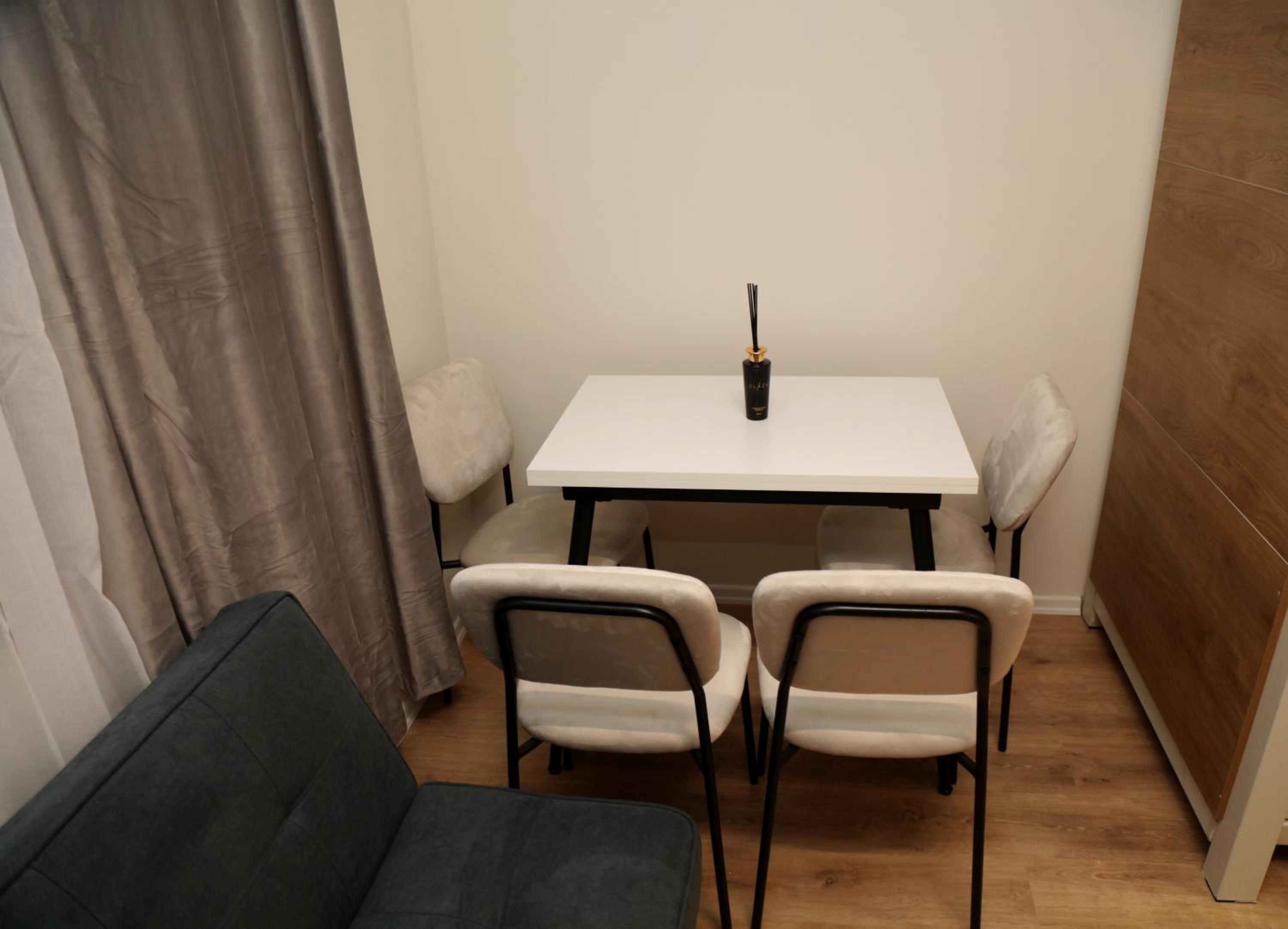Serenitas Apartments & Hostel