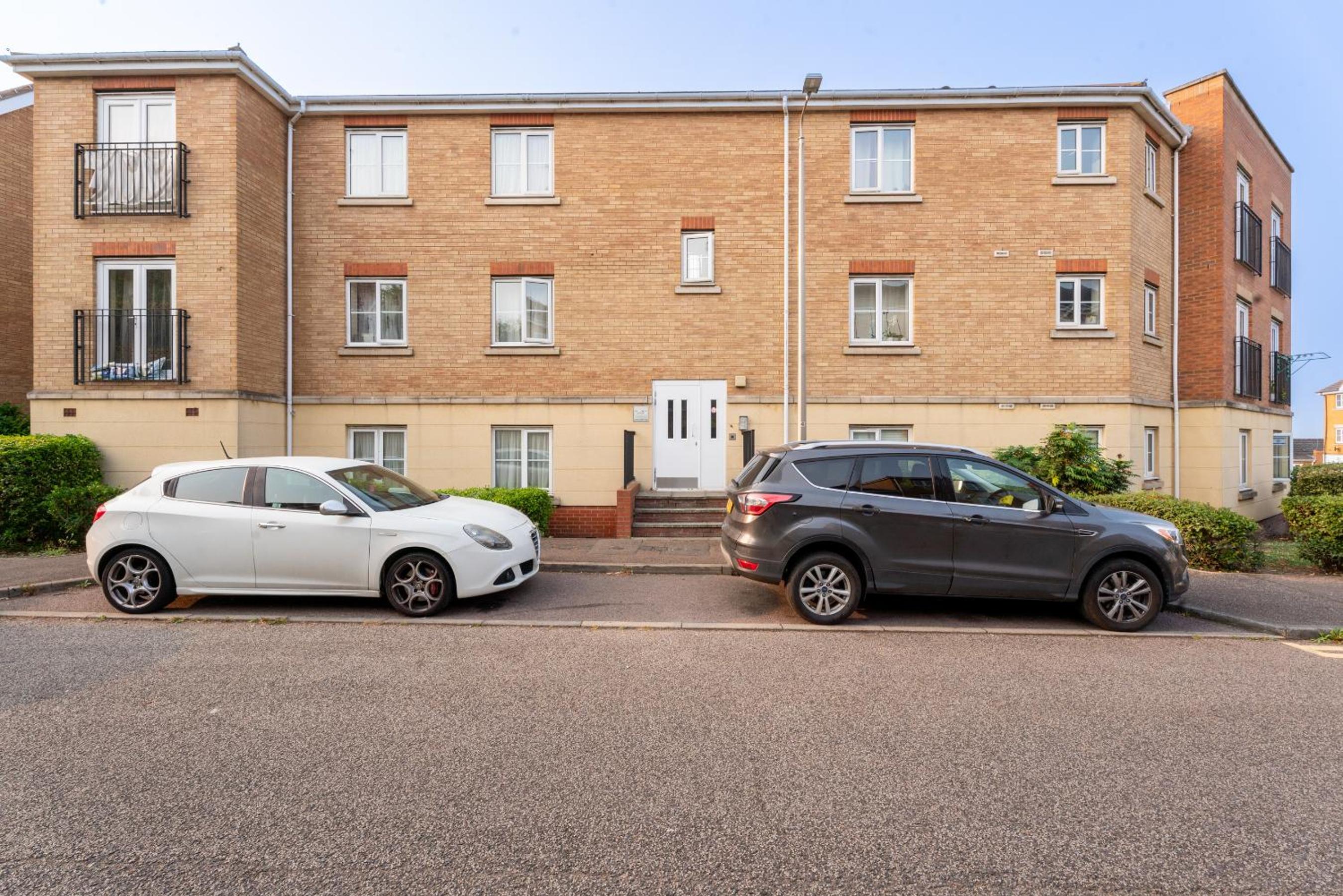 Pristine Purfleet Newly Renovated 2Bed, 2Bath view 2