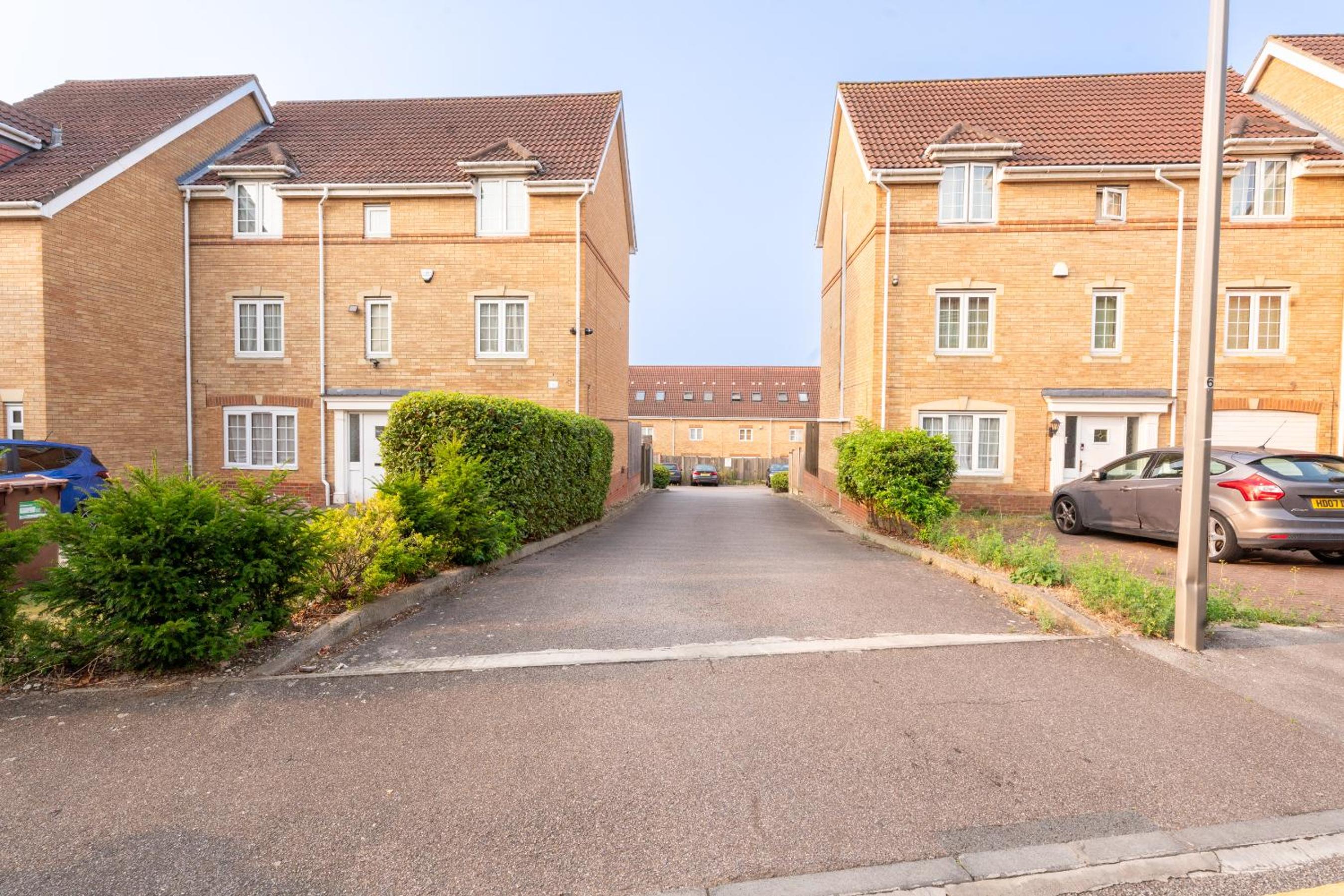 Pristine Purfleet Newly Renovated 2Bed, 2Bath view 3