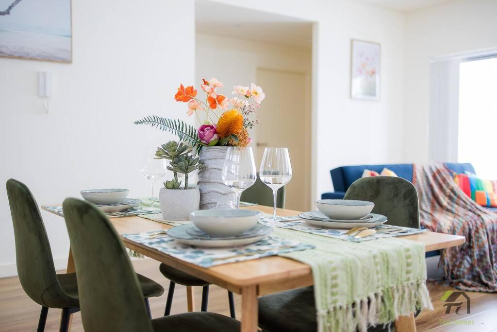 Entire 2 bedroom in the heart of Wolli Creek