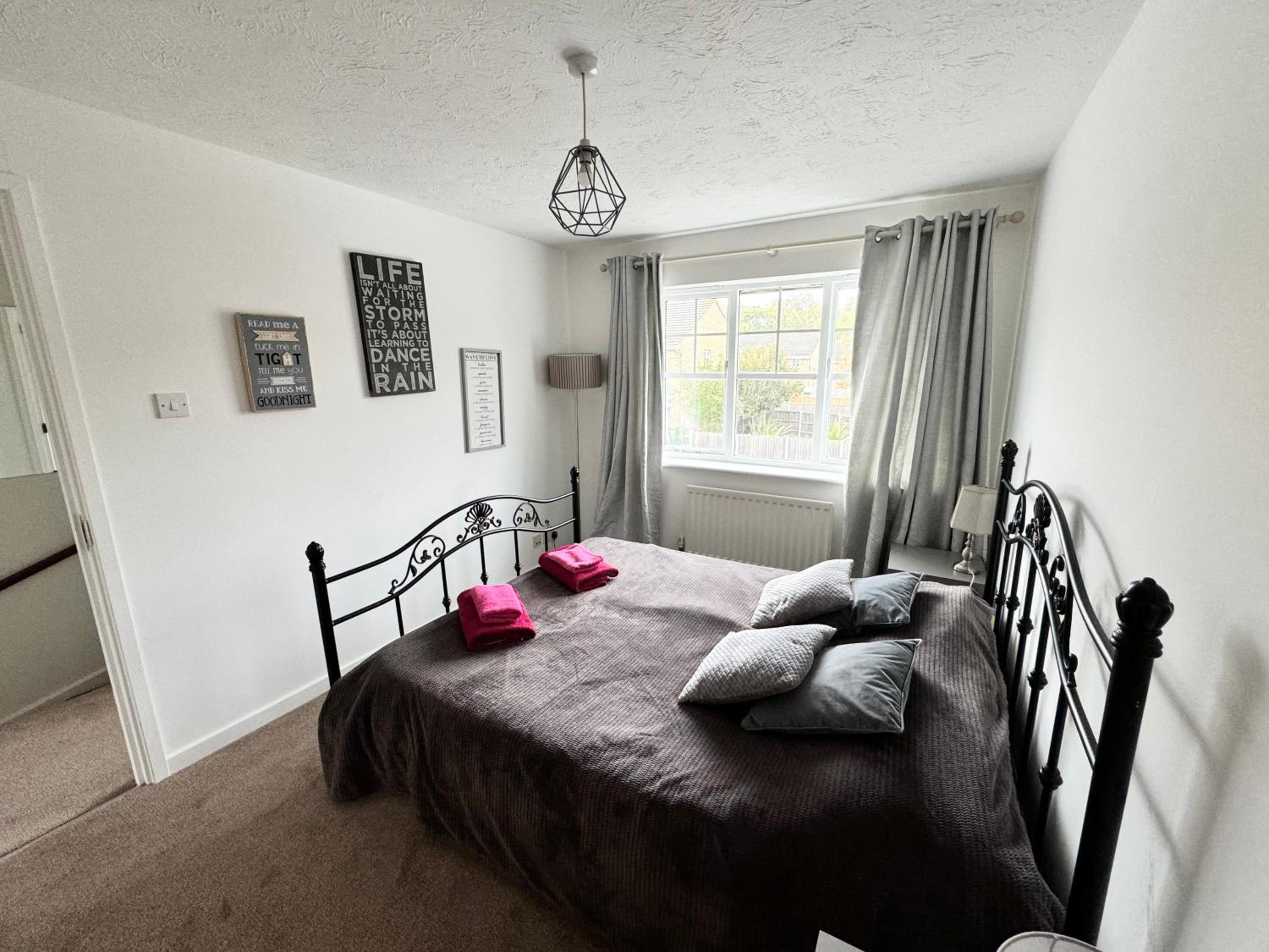 3 Bed House with parking and garden near Tower Bridge