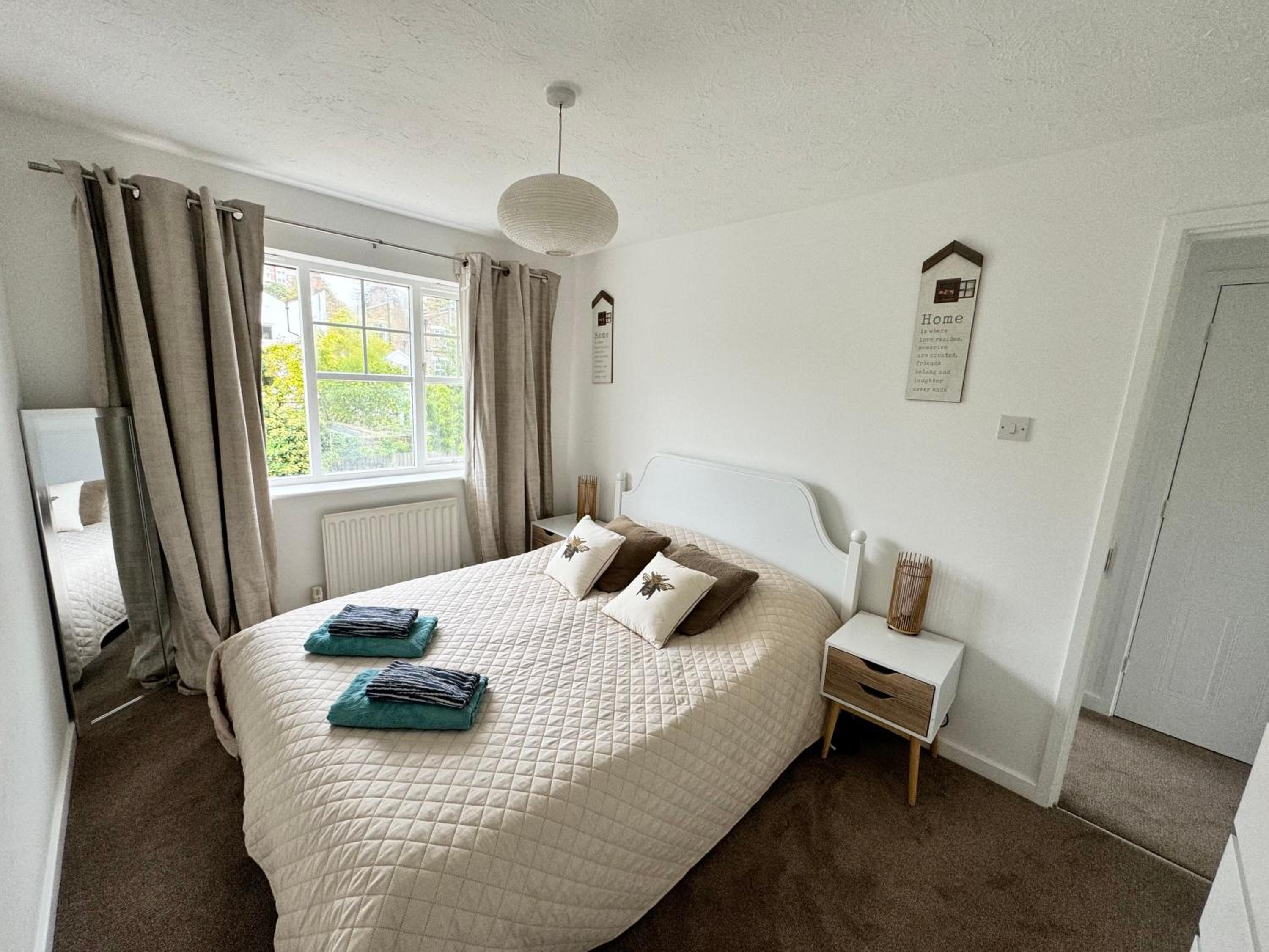 3 Bed House with parking and garden near Tower Bridge