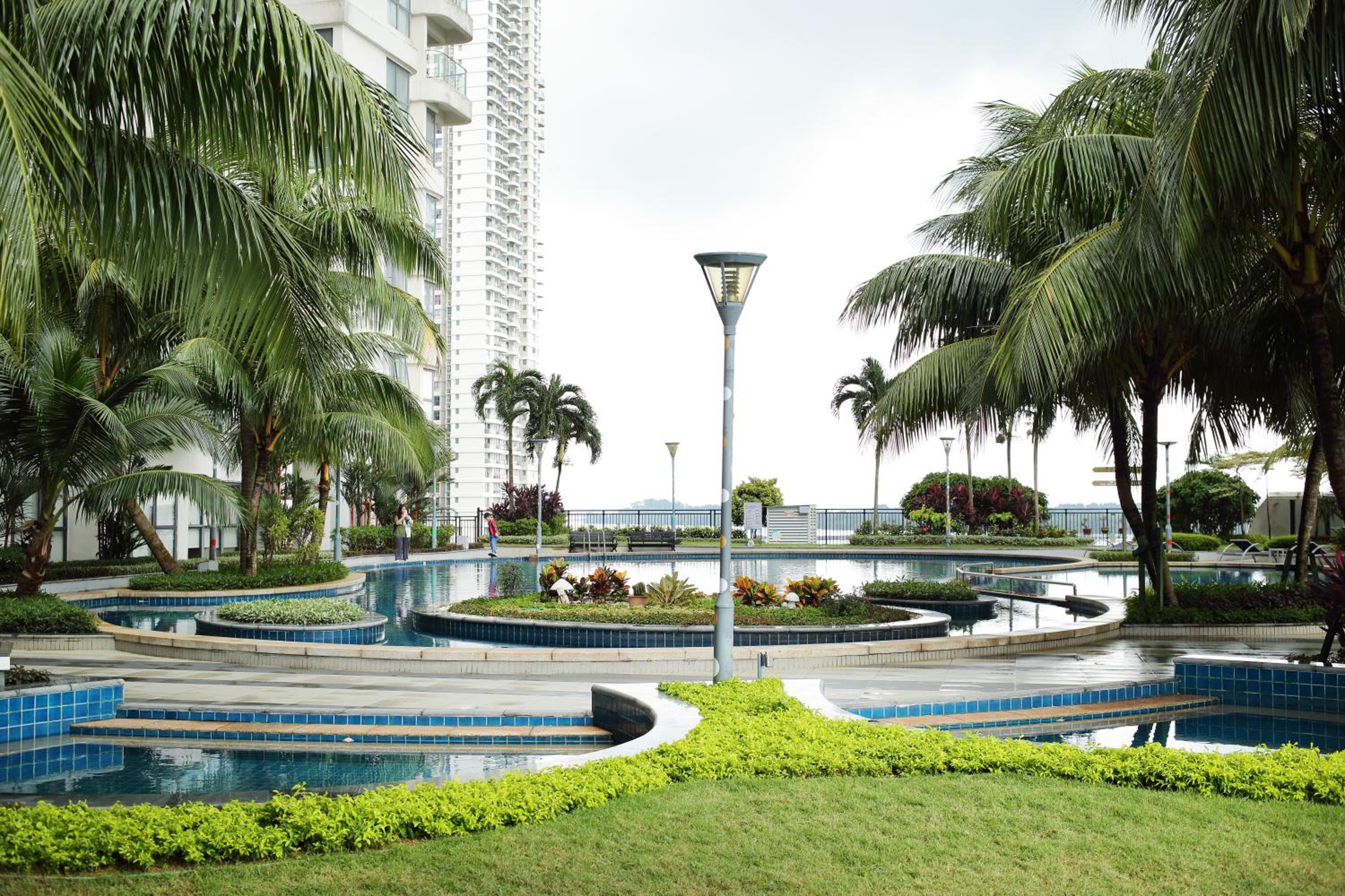 Country Garden - 3BR Urban Oasis - 5 Min To Beach