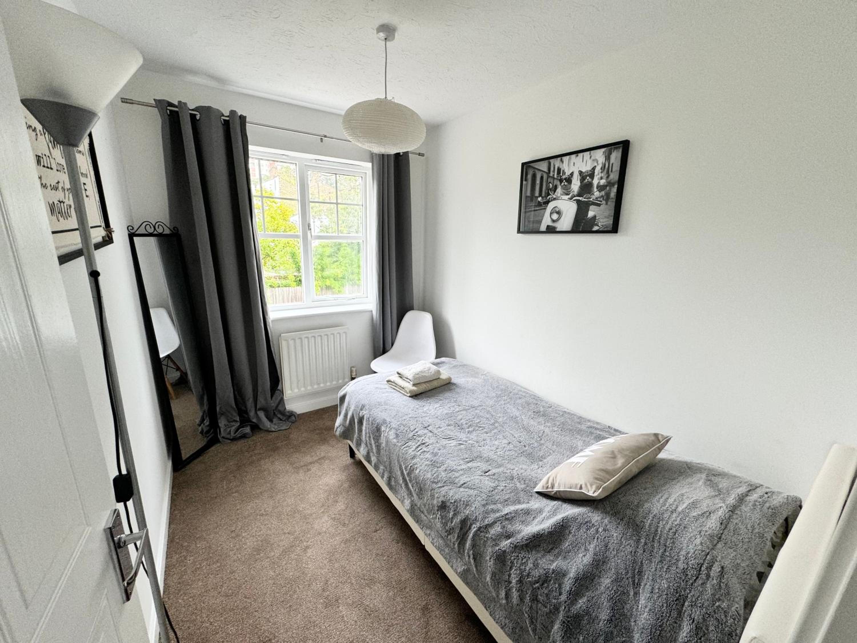 3 Bed House with parking and garden near Tower Bridge