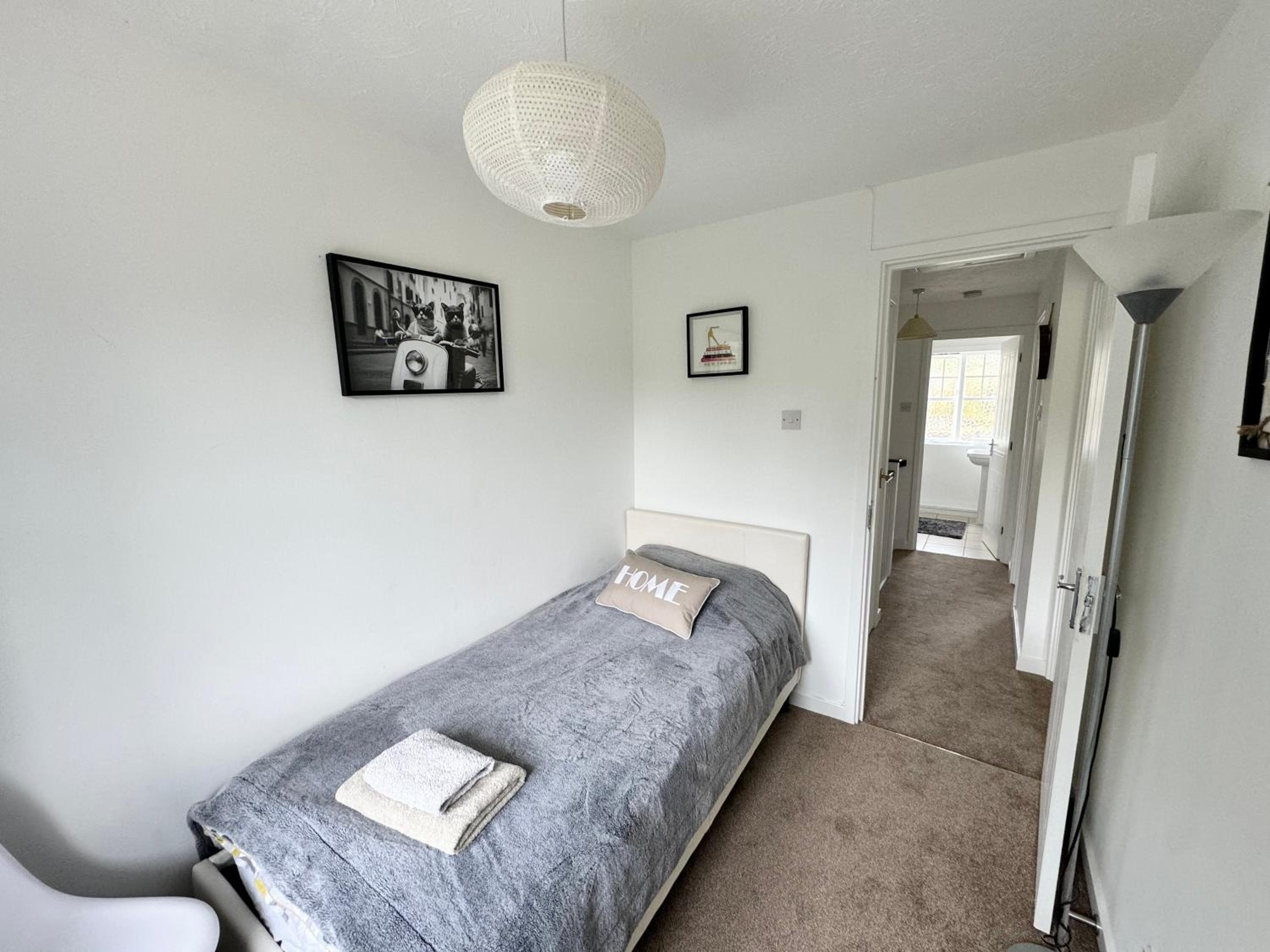 3 Bed House with parking and garden near Tower Bridge