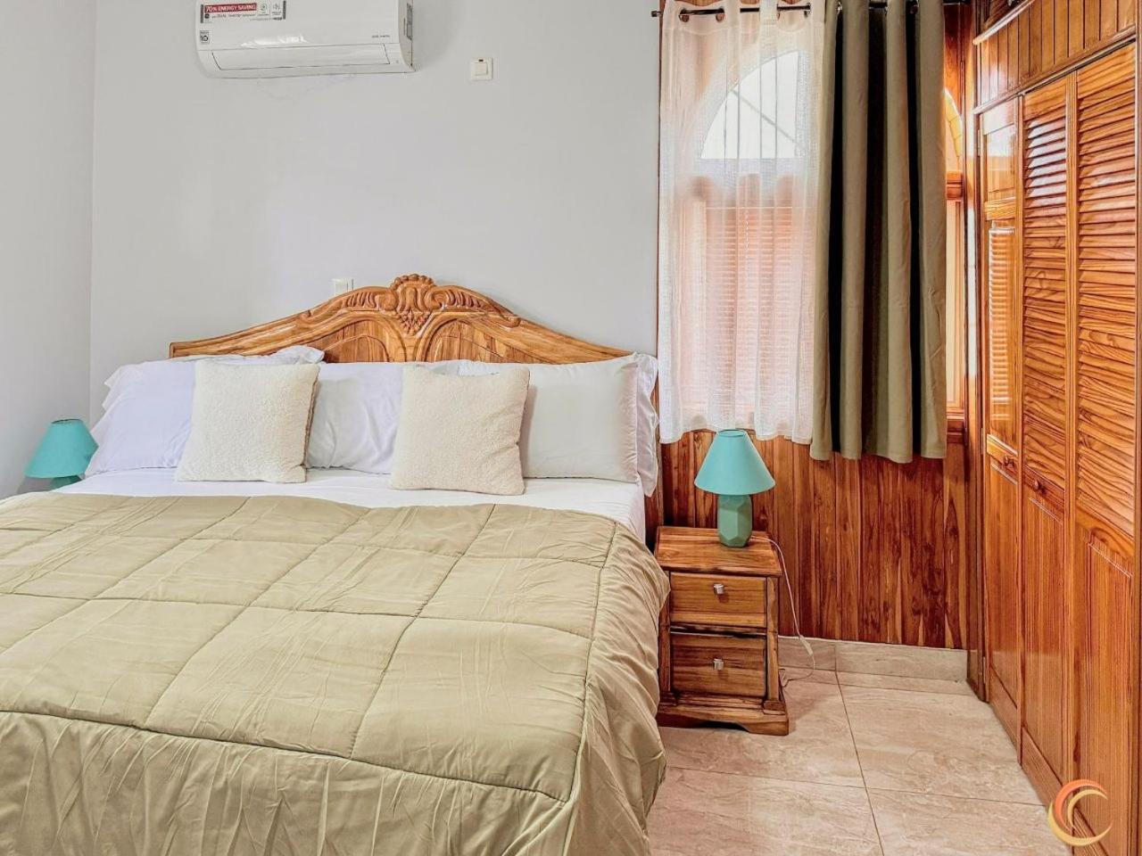 JezHos - Dina Fully Furnished Apartment