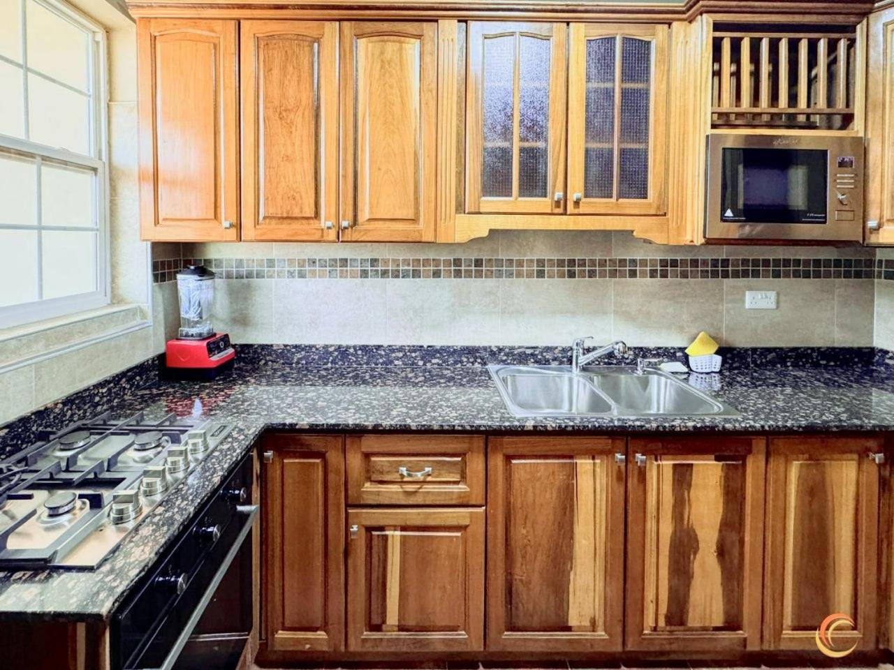 JezHos - Dina Fully Furnished Apartment