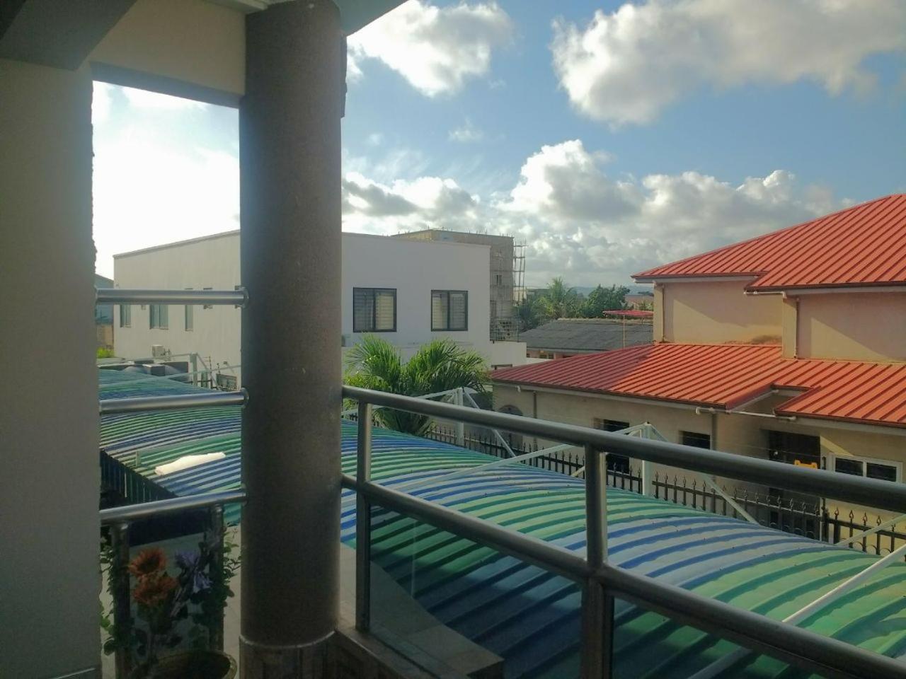 JezHos - Dina Fully Furnished Apartment