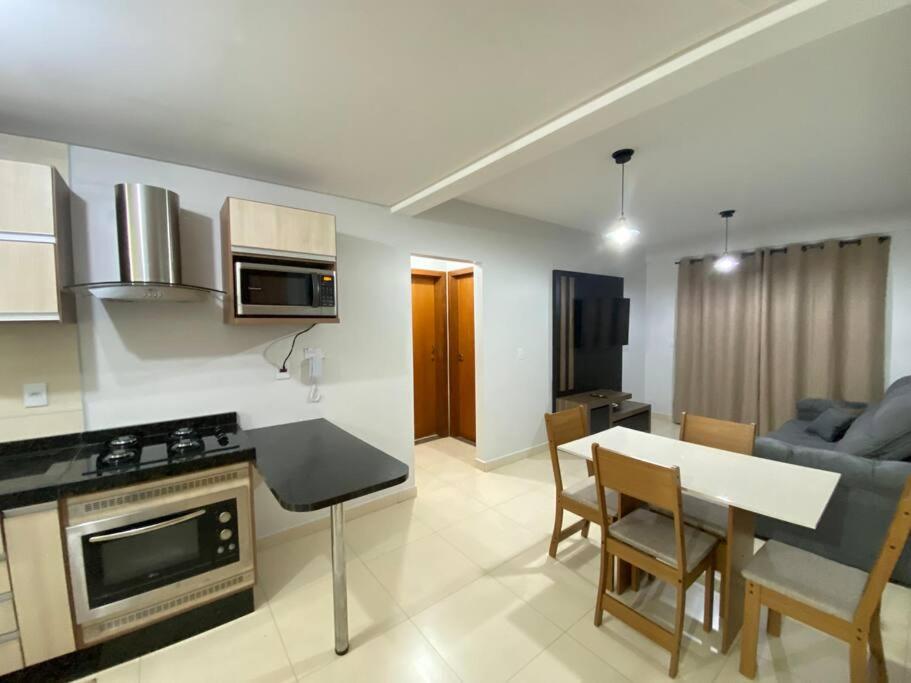 Apartamento Inteiro - 2 Quartos com AC - Wifi 300mb - Cozinha Completa - 1 Vaga de Garagem - TV Smart 50 - Sacada - Indicado para Grupos, Hospedes a Trabal