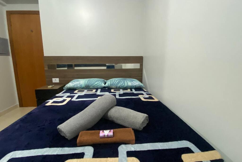 Apartamento Inteiro - 2 Quartos com AC - Wifi 300mb - Cozinha Completa - 1 Vaga de Garagem - TV Smart 50 - Sacada - Indicado para Grupos, Hospedes a Trabal