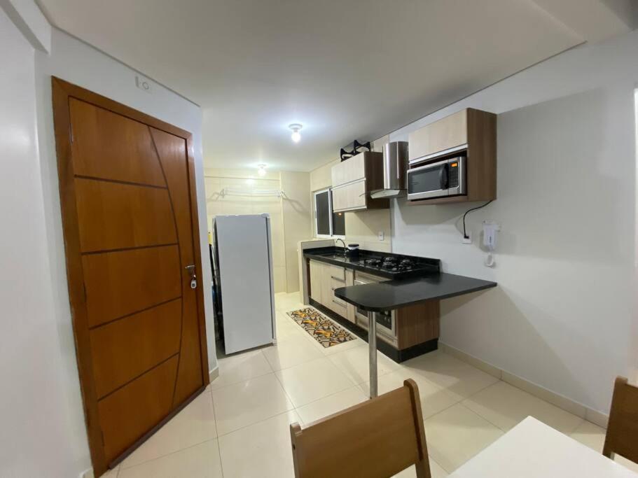 Apartamento Inteiro - 2 Quartos com AC - Wifi 300mb - Cozinha Completa - 1 Vaga de Garagem - TV Smart 50 - Sacada - Indicado para Grupos, Hospedes a Trabal