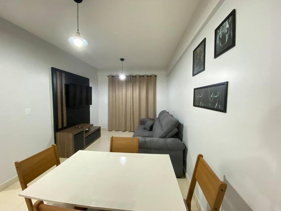 Apartamento Inteiro - 2 Quartos com AC - Wifi 300mb - Cozinha Completa - 1 Vaga de Garagem - TV Smart 50 - Sacada - Indicado para Grupos, Hospedes a Trabal